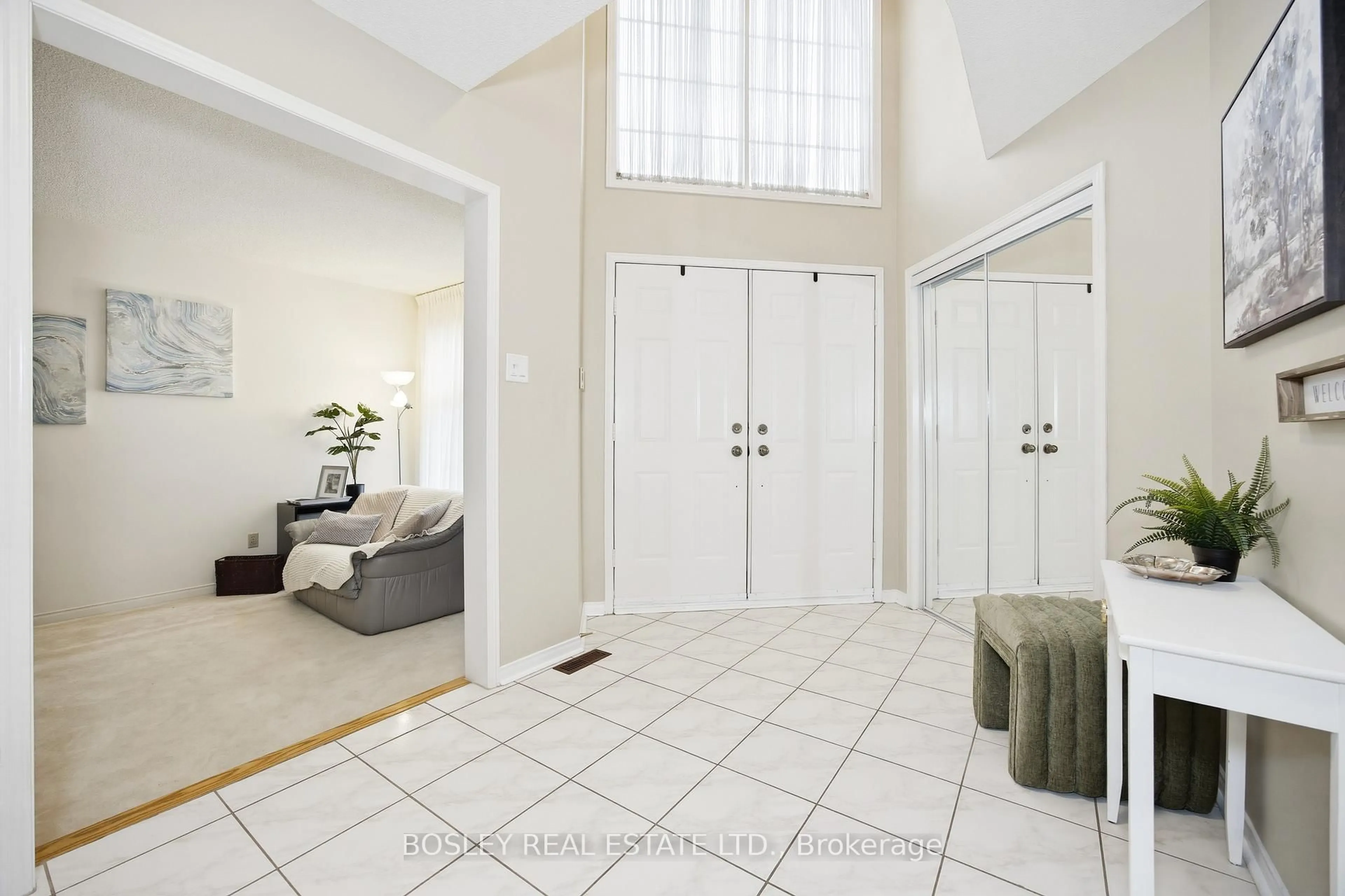 Indoor entryway for 5176 Castlefield Dr, Mississauga Ontario L5V 1S2