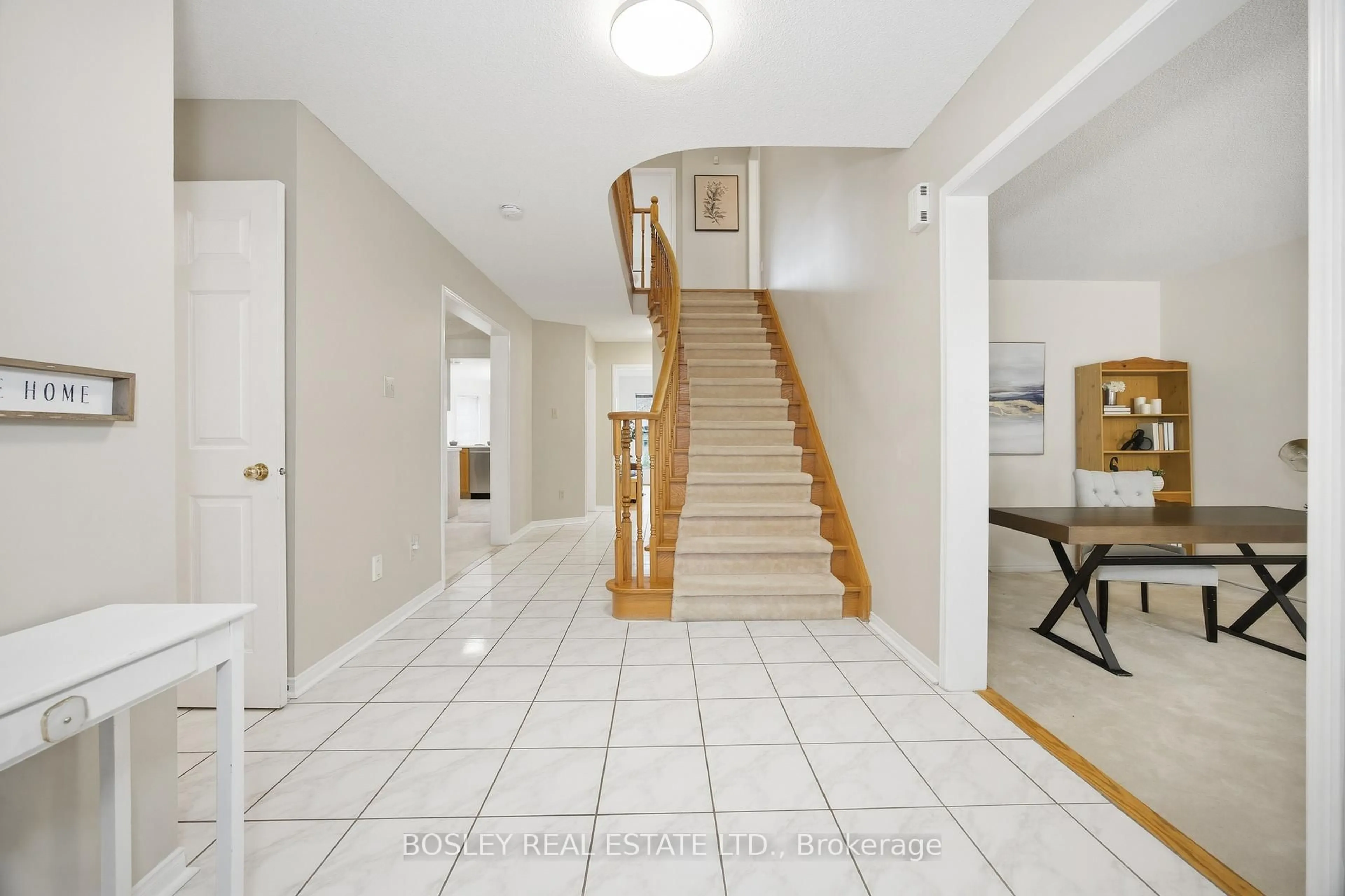 Indoor foyer for 5176 Castlefield Dr, Mississauga Ontario L5V 1S2