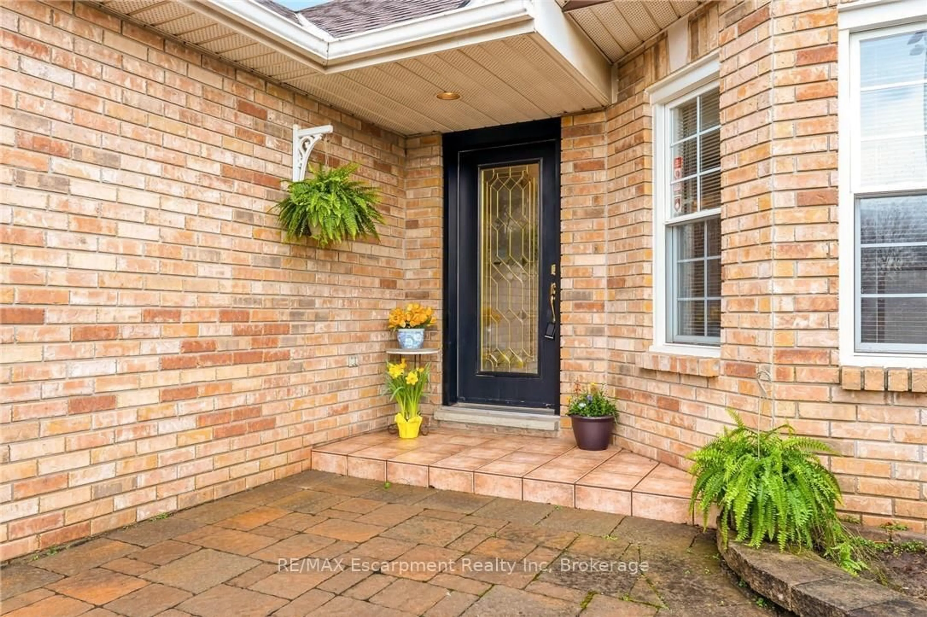 Indoor entryway for 1156 AUGUSTUS Dr, Burlington Ontario L7S 2K5