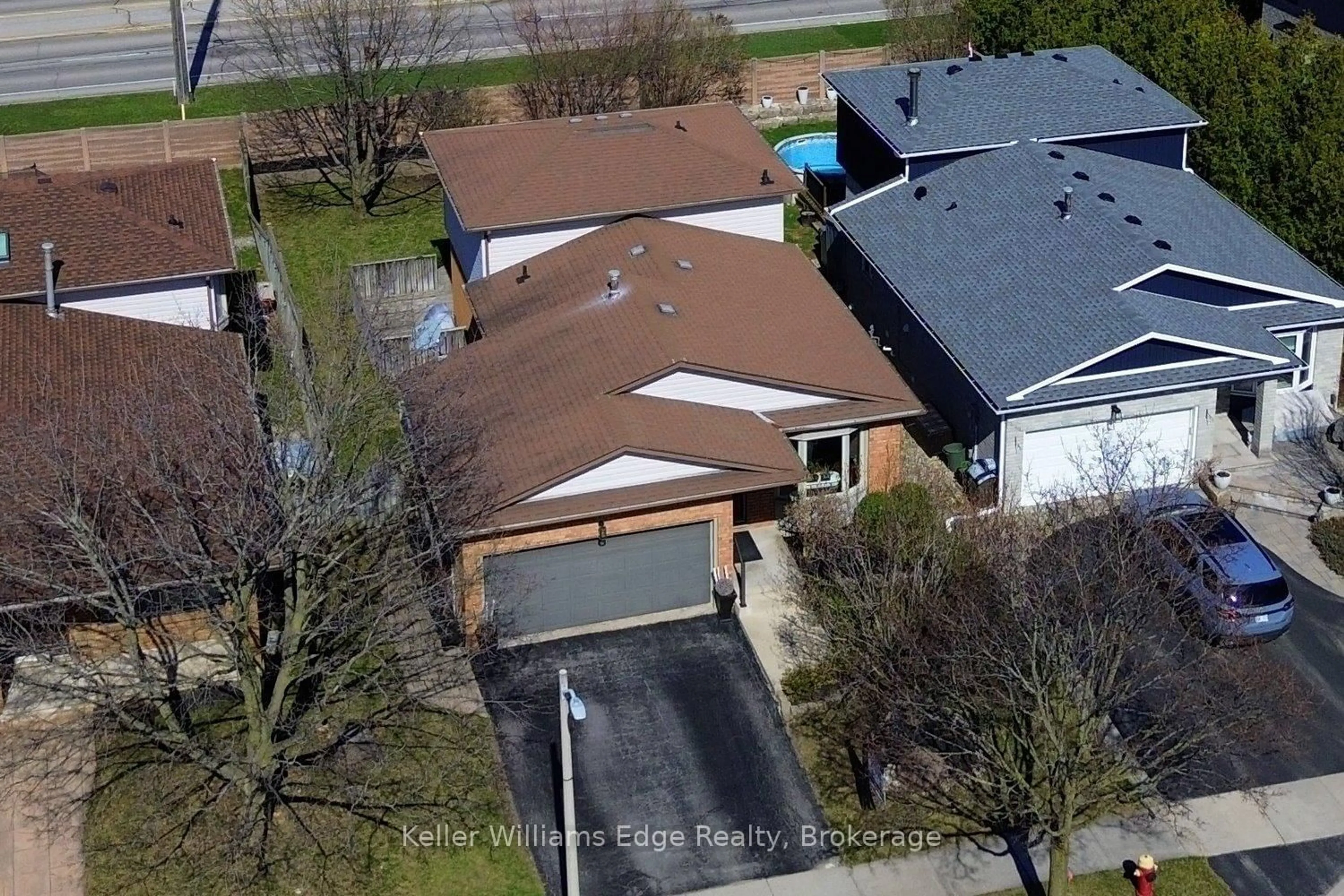 A pic from outside/outdoor area/front of a property/back of a property/a pic from drone, street for 2206 Donald Rd, Burlington Ontario L7M 3R9