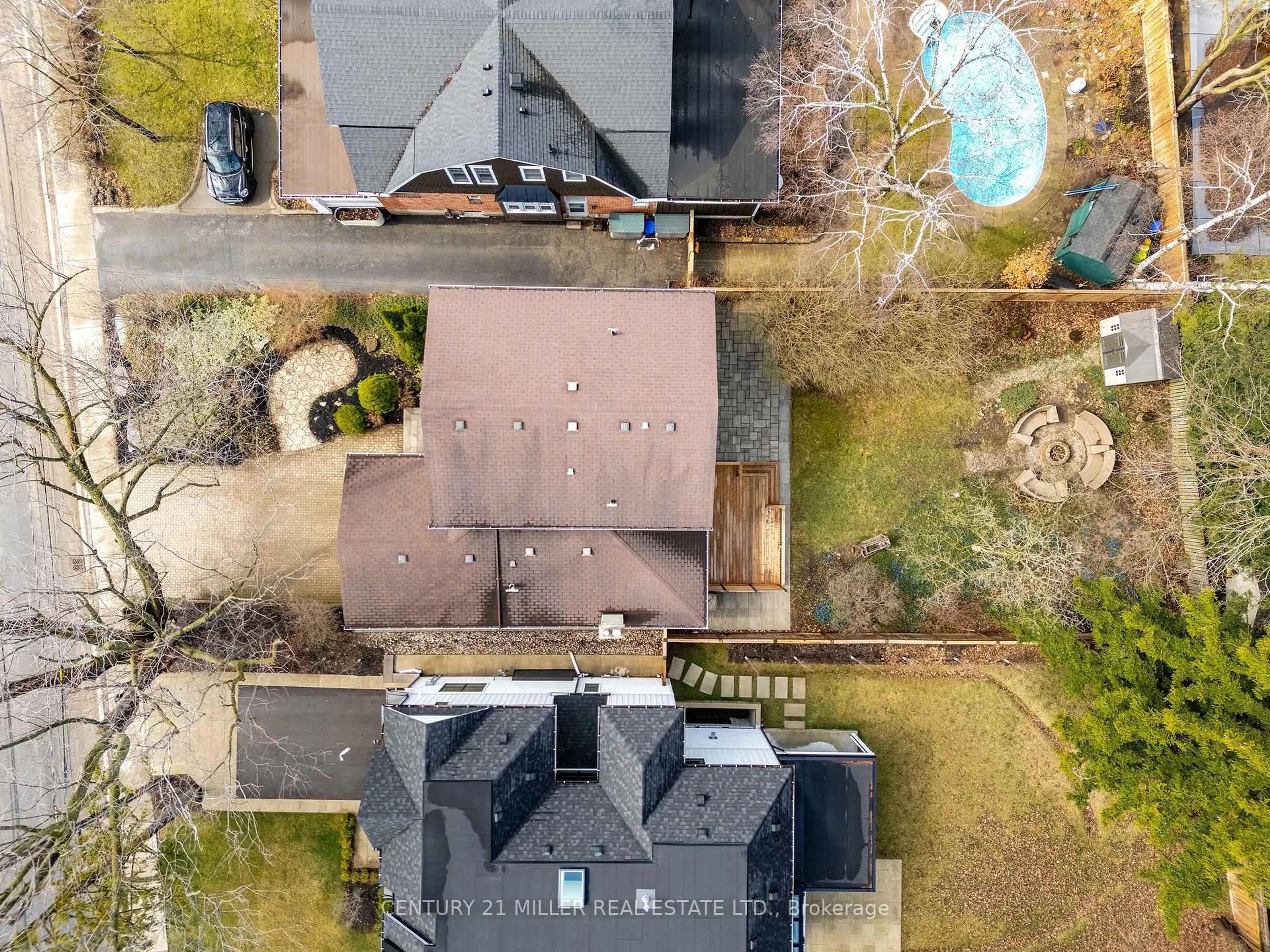 A pic from outside/outdoor area/front of a property/back of a property/a pic from drone, unknown for 327 Macdonald Rd, Oakville Ontario L6J 2A8