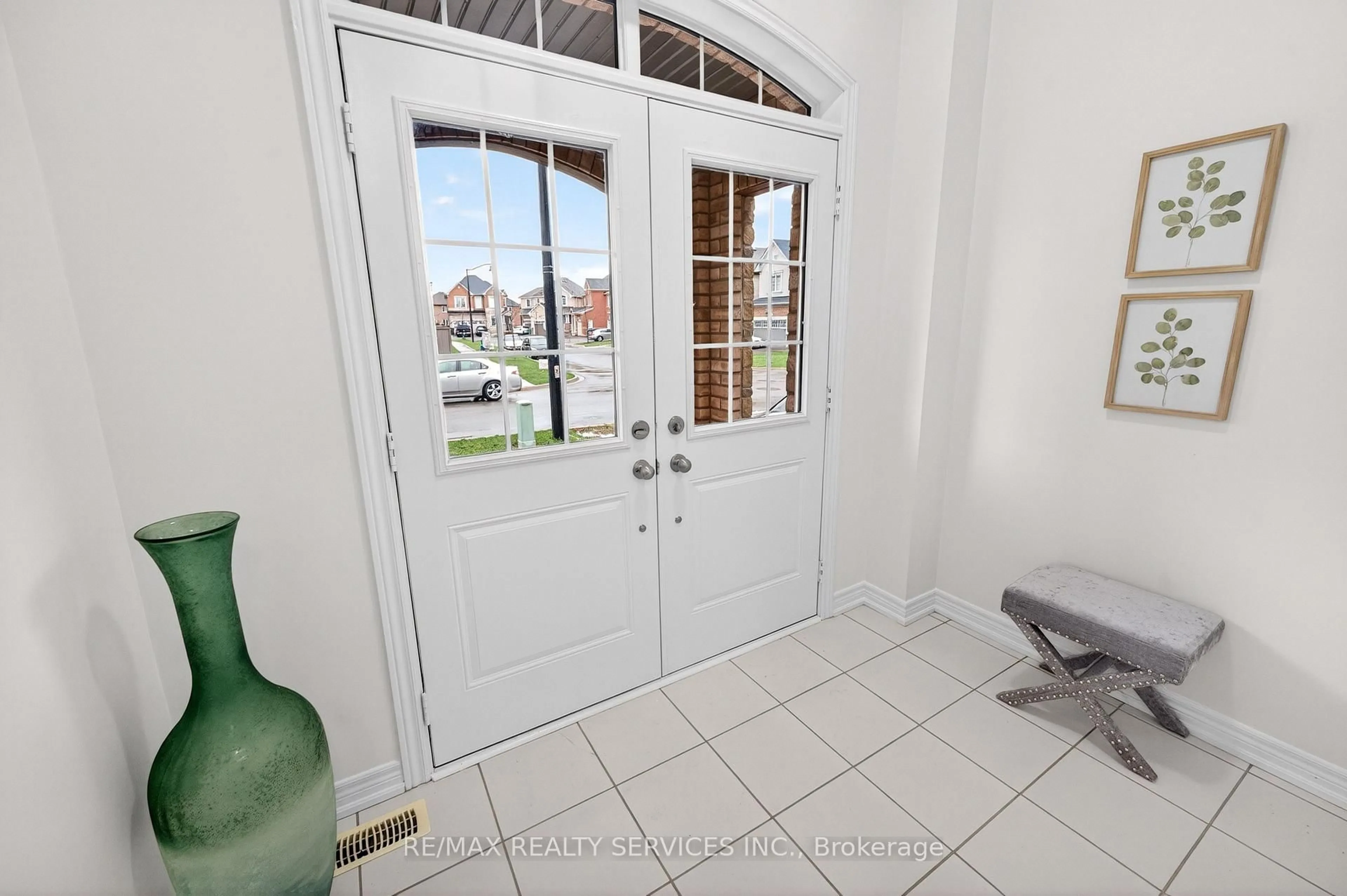 Indoor entryway for 100 Emerald Coast Tr, Brampton Ontario L7A 5A7