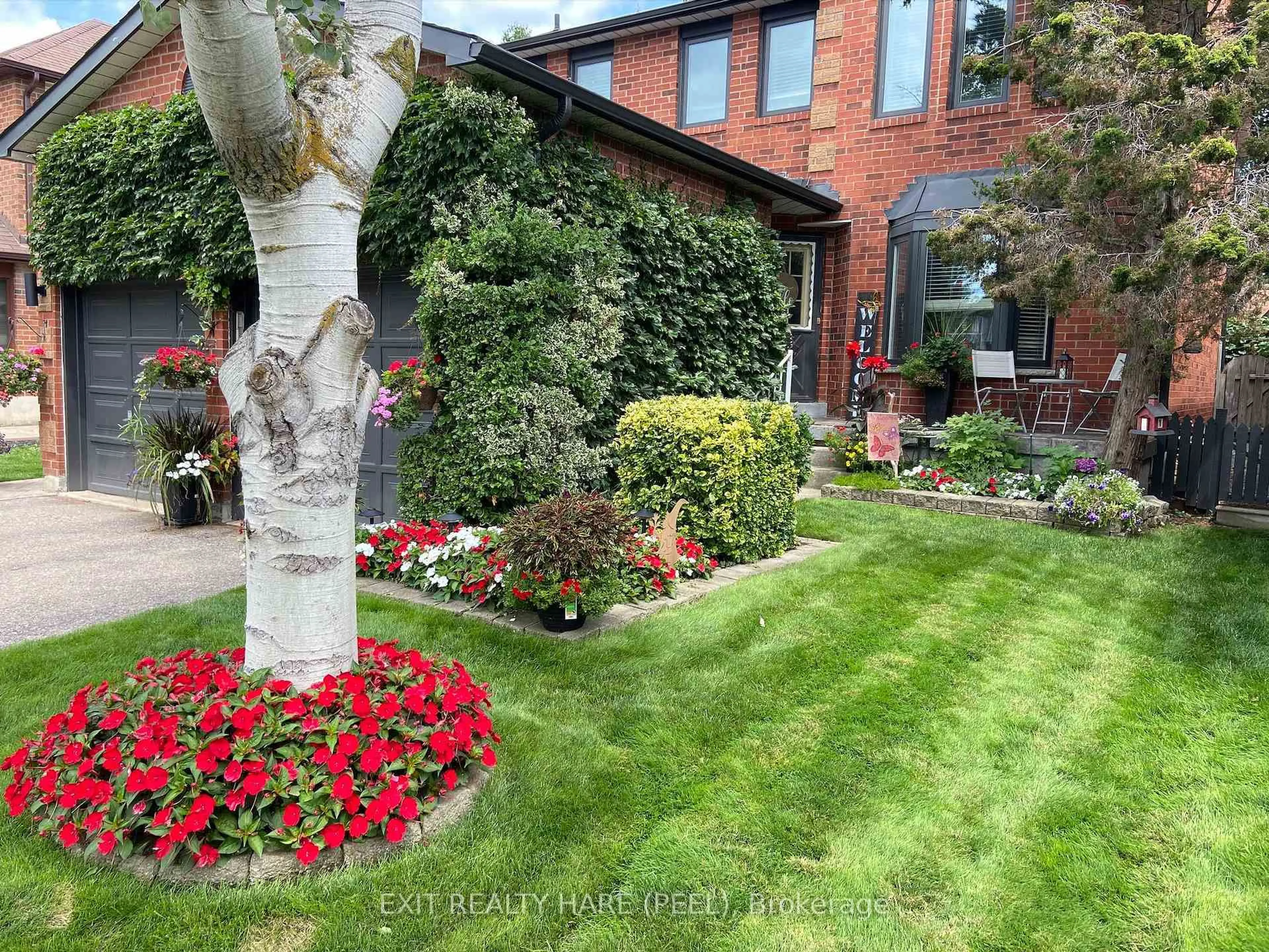 A pic from outside/outdoor area/front of a property/back of a property/a pic from drone, street for 77 Lord Simcoe Dr, Brampton Ontario L6S 5H1