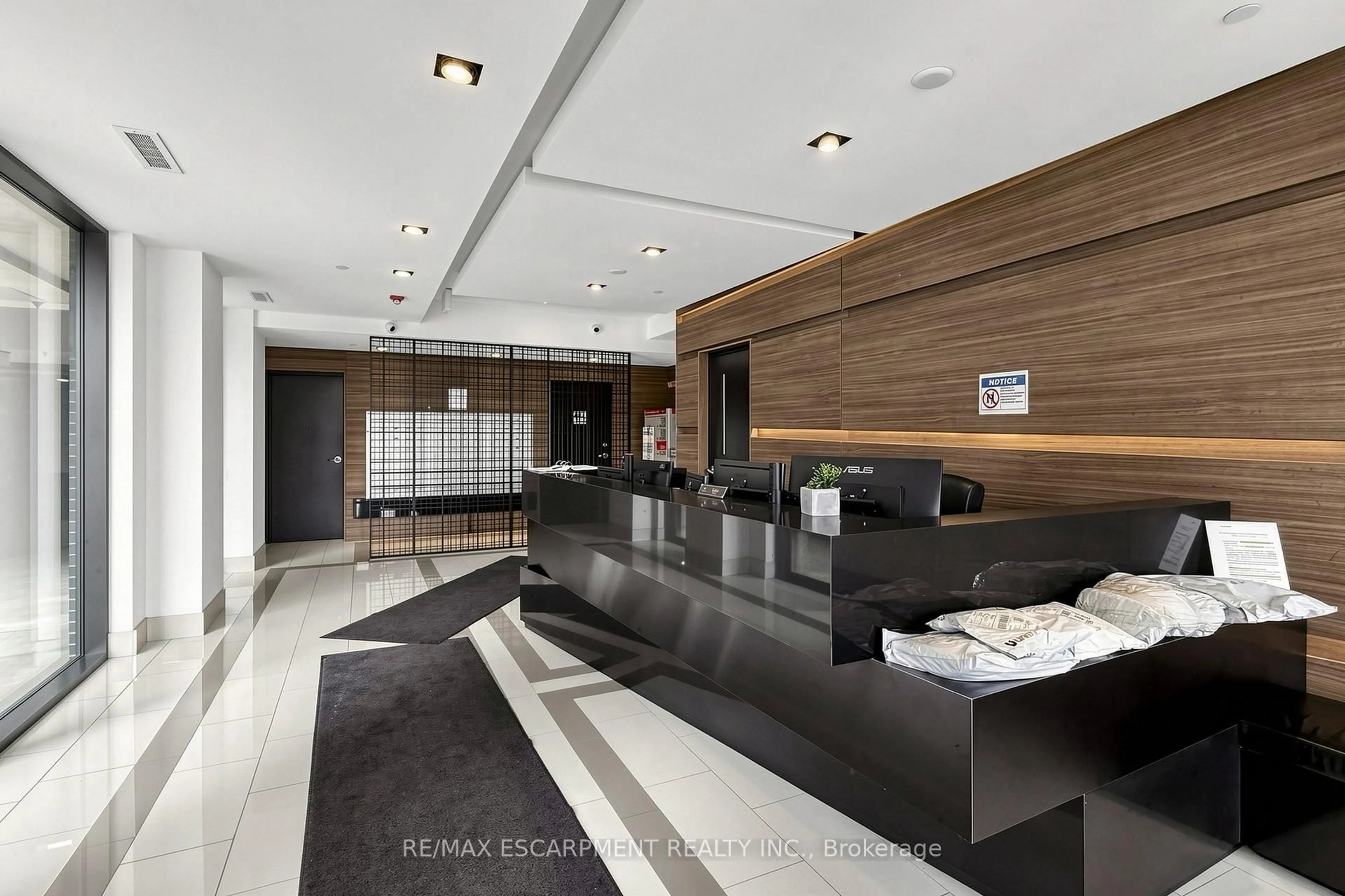 Lobby for 5220 DUNDAS St #D619, Burlington Ontario L7L 0J4