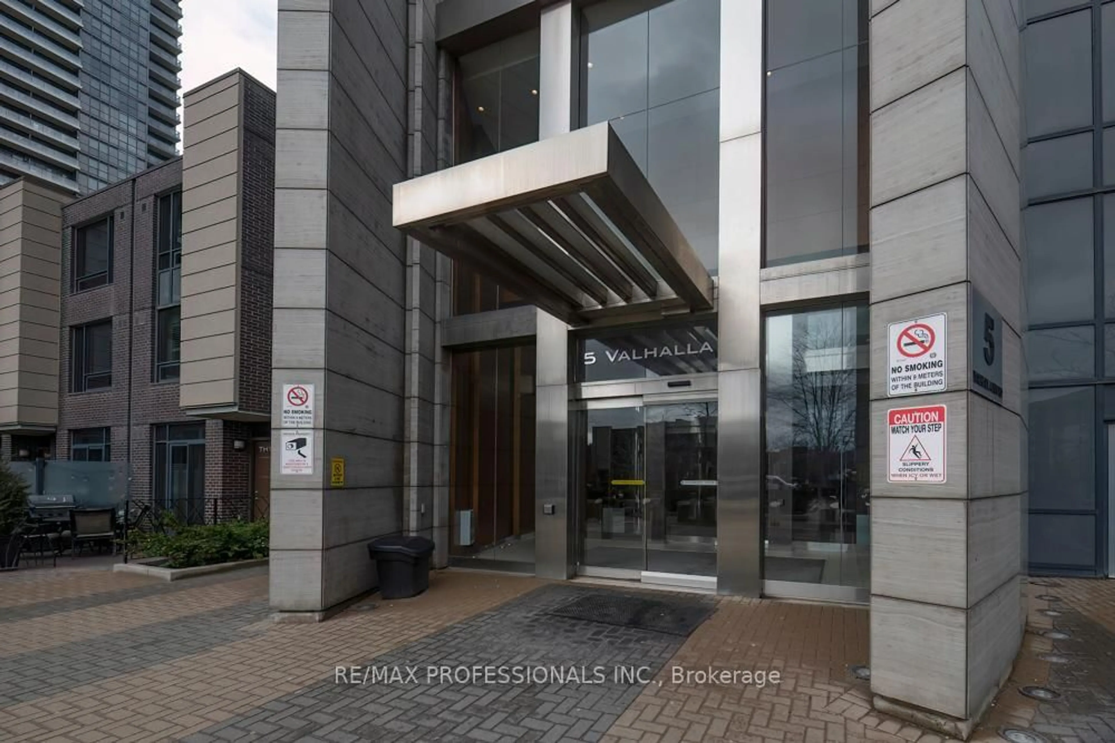 Indoor foyer for 5 Valhalla Inn Rd #1301, Toronto Ontario M9B 1S9