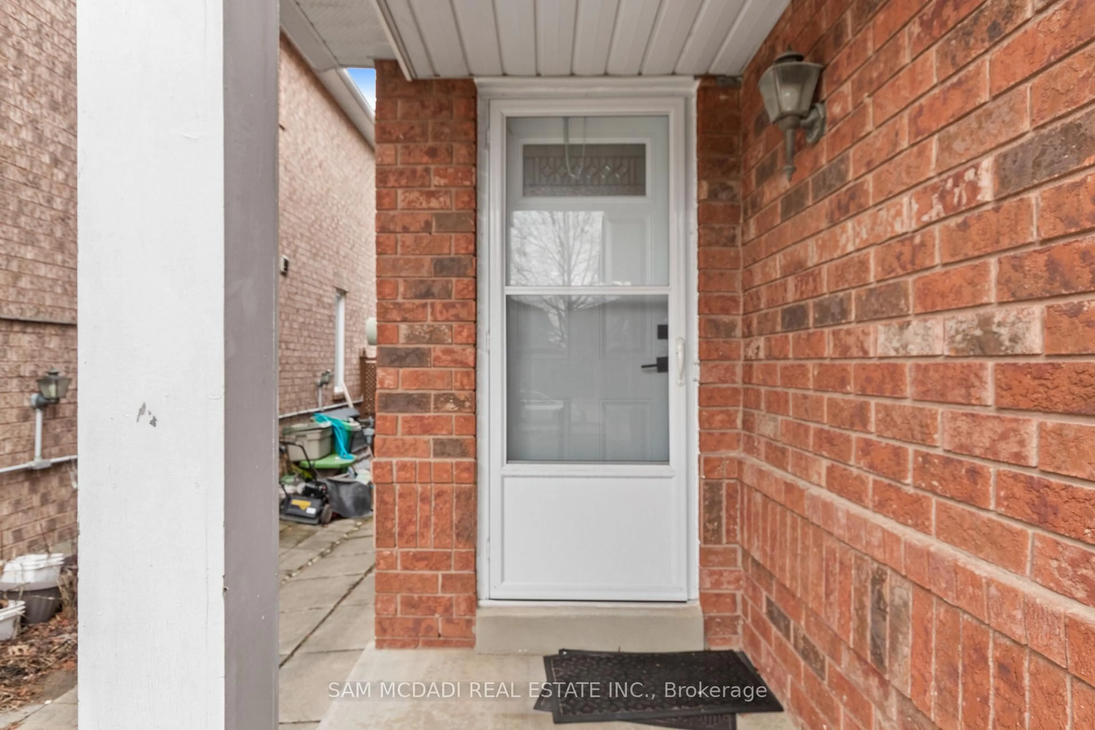 Indoor entryway for 5411 Sweetgrass Gate, Mississauga Ontario L5V 2N2