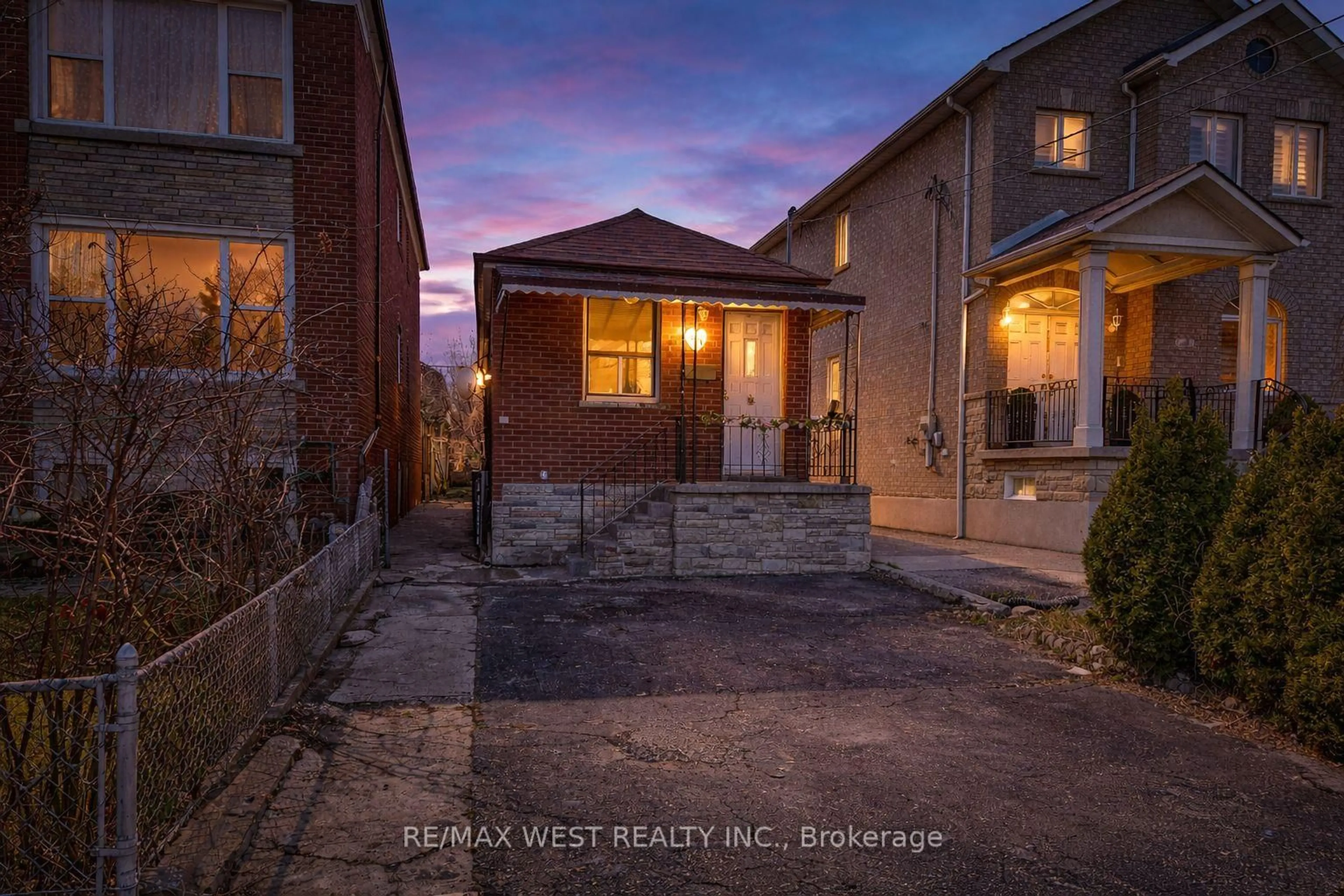 A pic from outside/outdoor area/front of a property/back of a property/a pic from drone, street for 538 McRoberts Ave, Toronto Ontario M6E 4R6