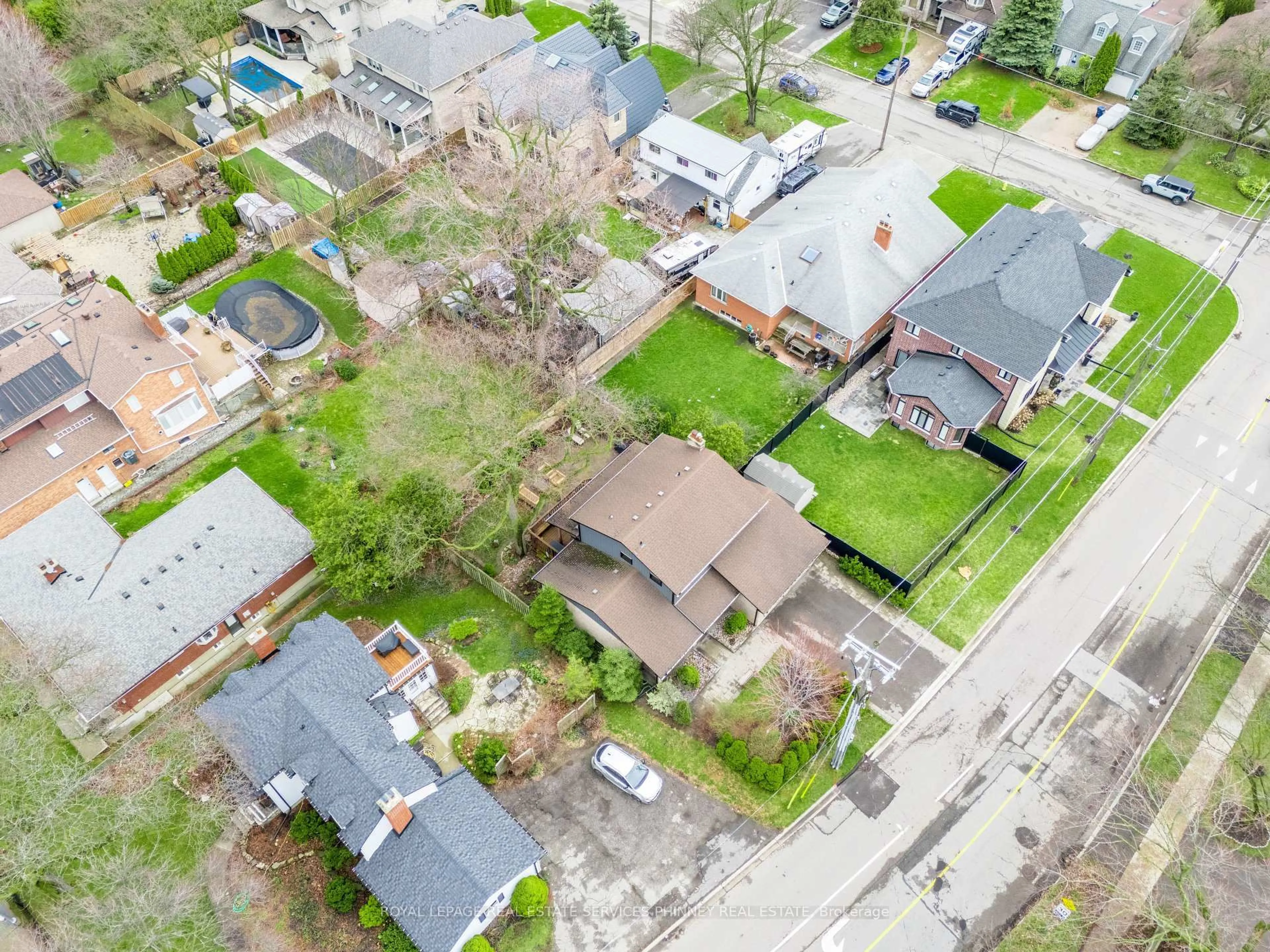 A pic from outside/outdoor area/front of a property/back of a property/a pic from drone, street for 3 Shaver Ave, Toronto Ontario M9B 3S7