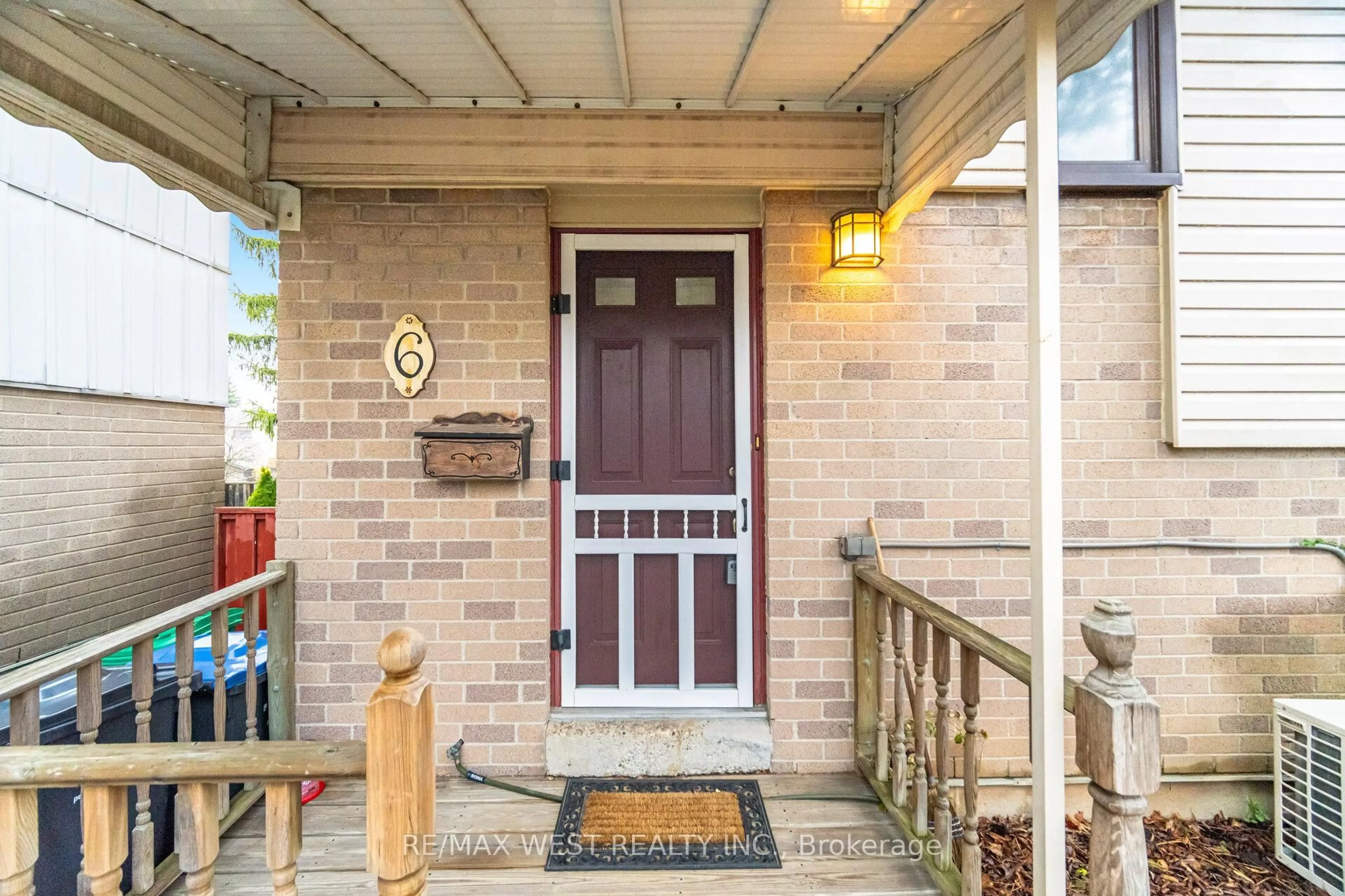 Indoor entryway for 6 Hillpark Tr, Brampton Ontario L6S 1R1