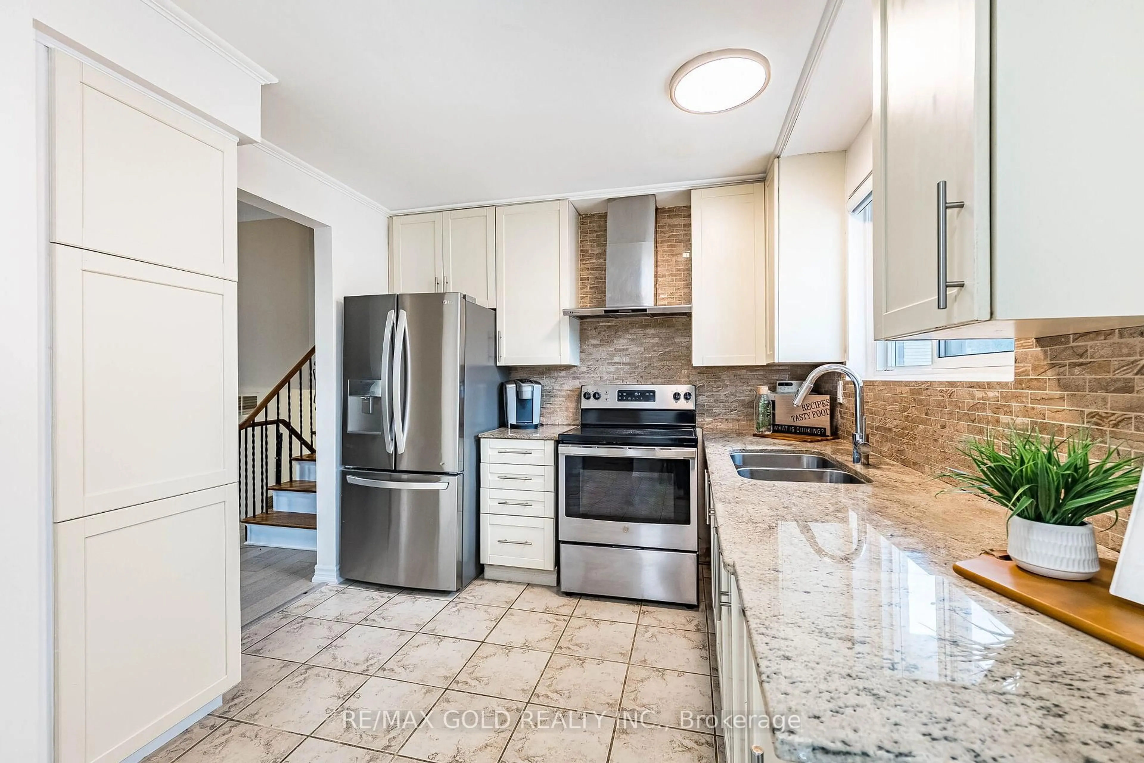 Open concept kitchen, ceramic/tile floor for 52 Garfield Cres, Brampton Ontario L6V 1V8