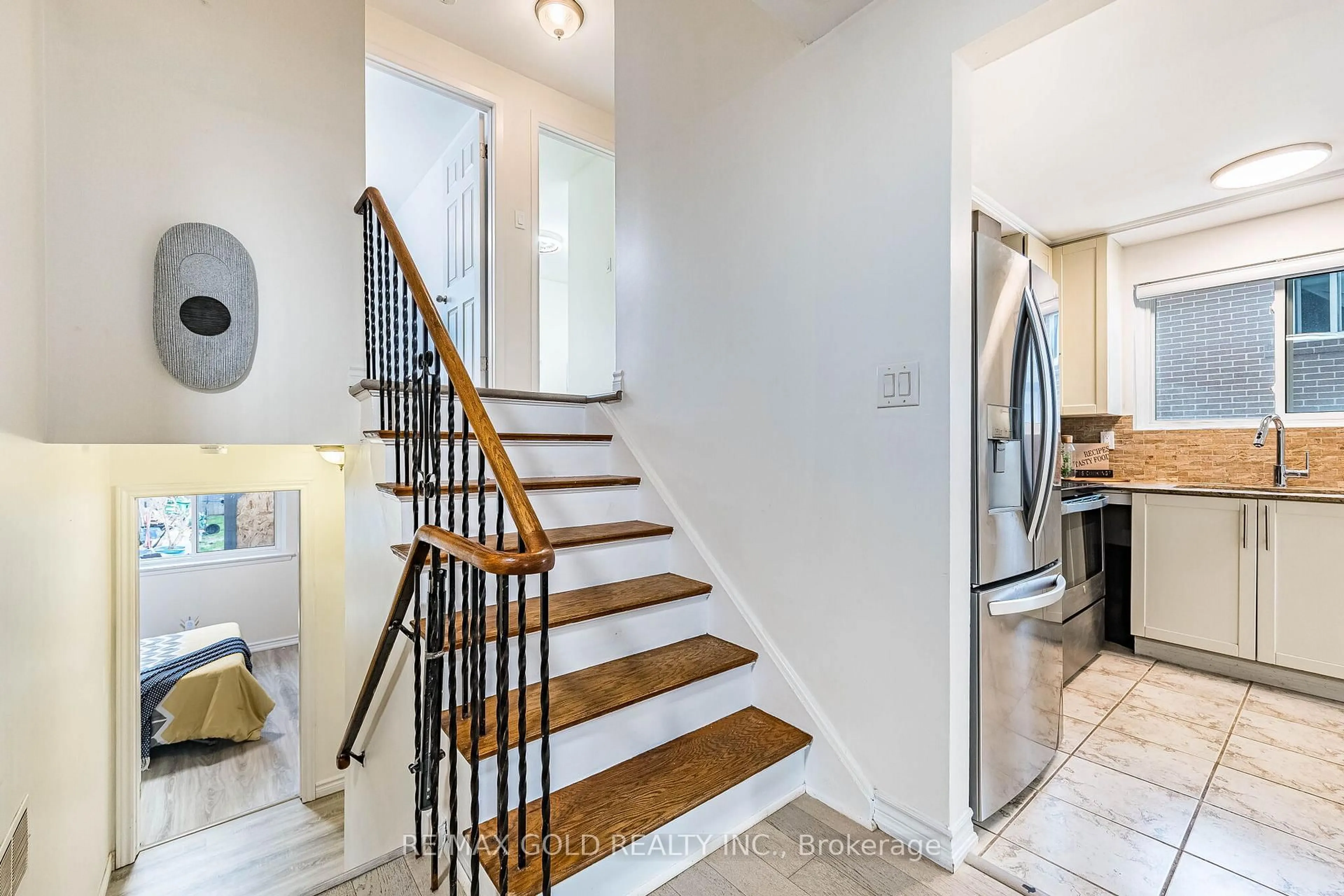 Indoor entryway for 52 Garfield Cres, Brampton Ontario L6V 1V8