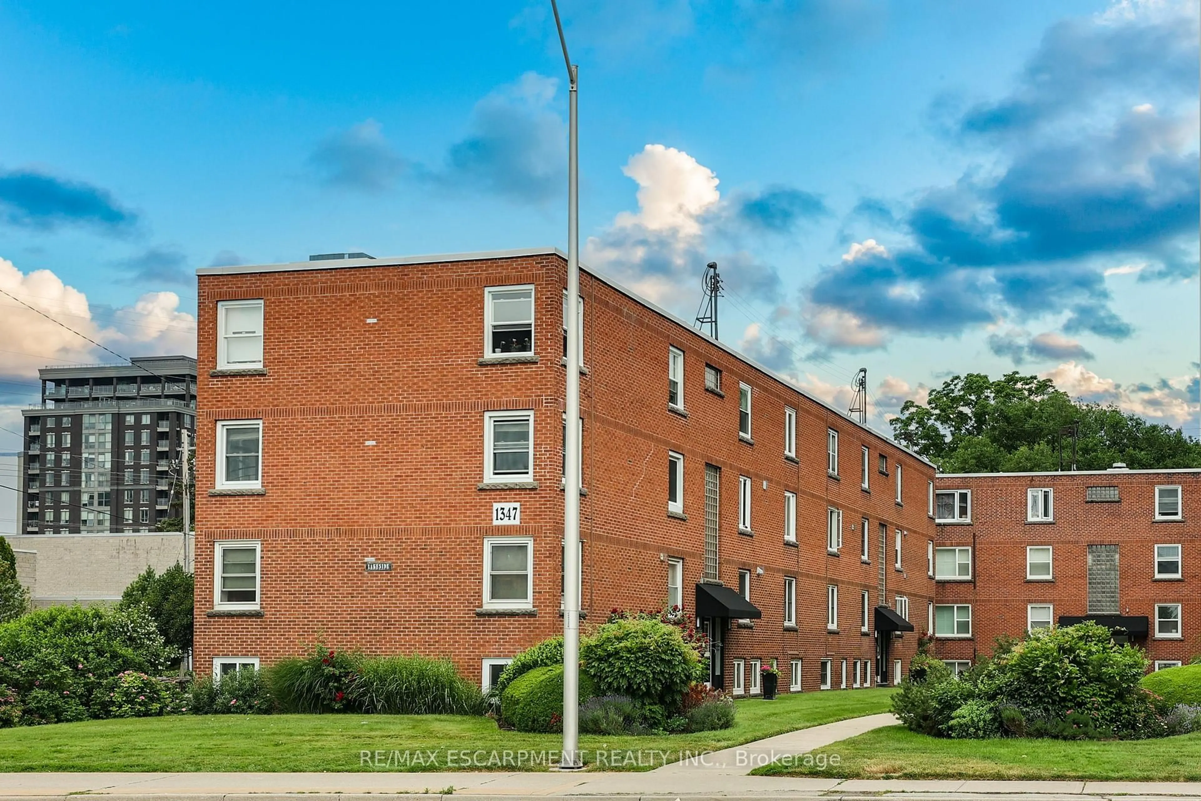 Home with brick exterior material, building for 1347 Lakeshore Rd #37, Burlington Ontario L7S 1B1