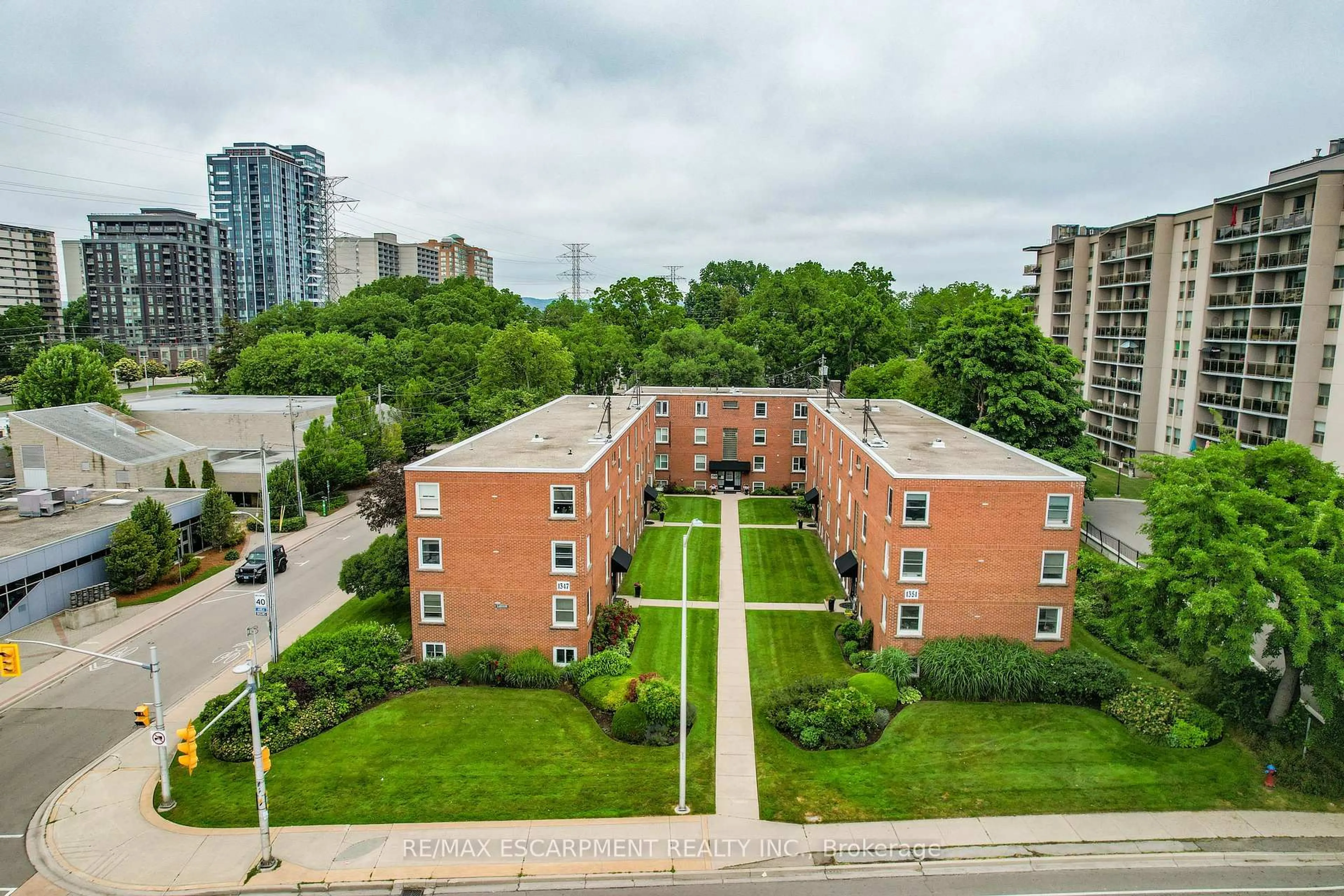 A pic from outside/outdoor area/front of a property/back of a property/a pic from drone, city buildings view from balcony for 1347 Lakeshore Rd #37, Burlington Ontario L7S 1B1