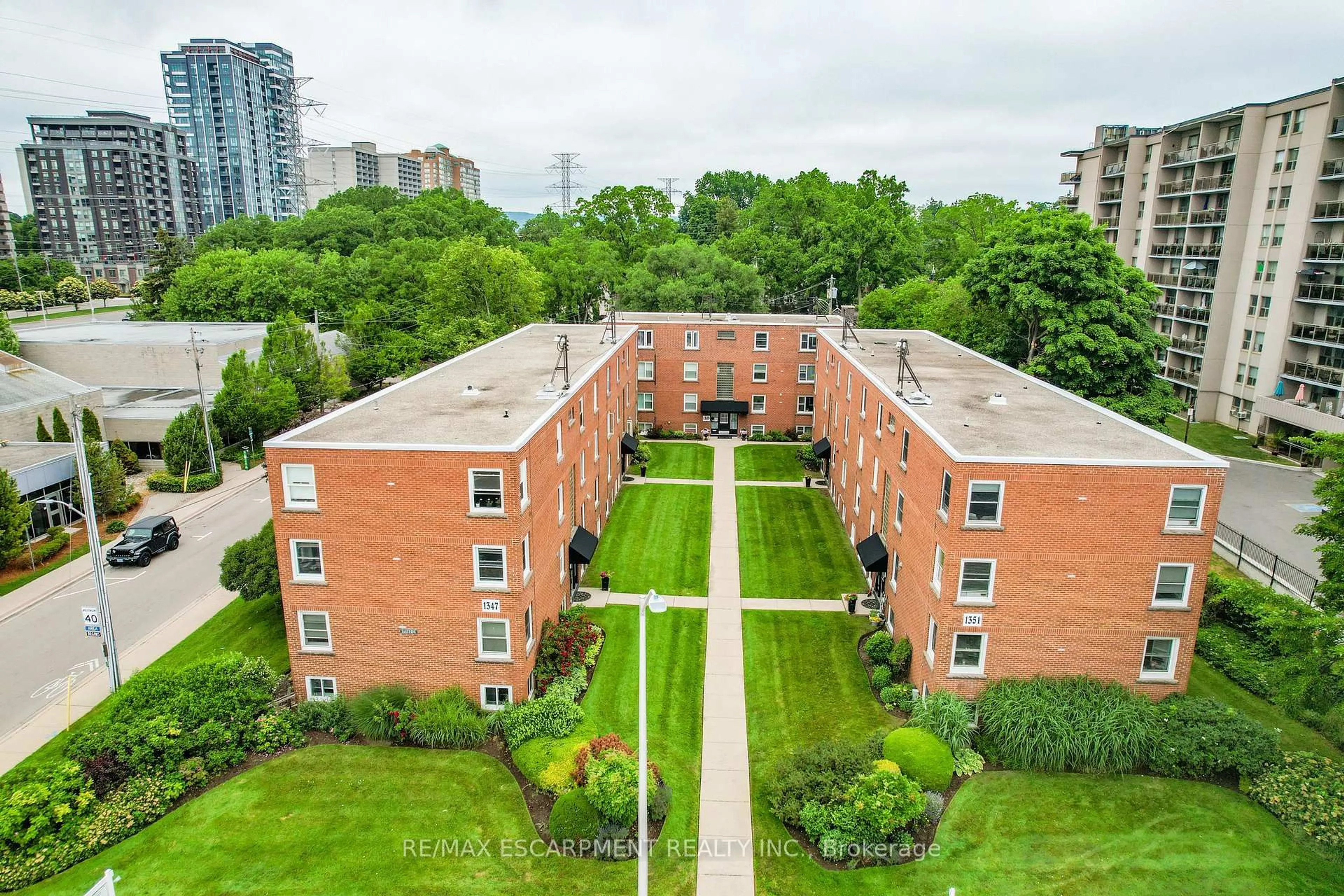A pic from outside/outdoor area/front of a property/back of a property/a pic from drone, city buildings view from balcony for 1347 Lakeshore Rd #37, Burlington Ontario L7S 1B1