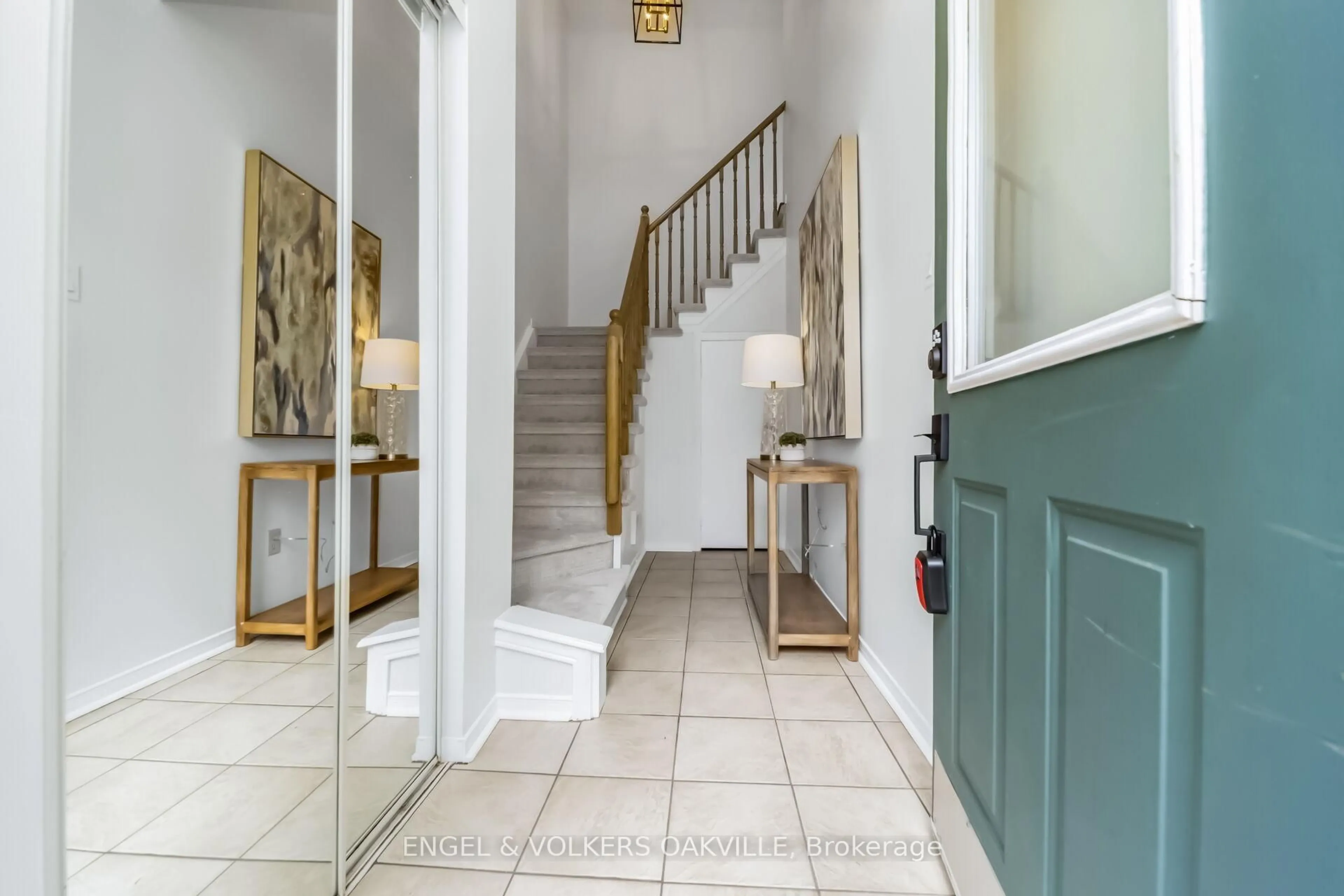 Indoor foyer for 2530 Northampton Blvd #68, Burlington Ontario L7M 4B4