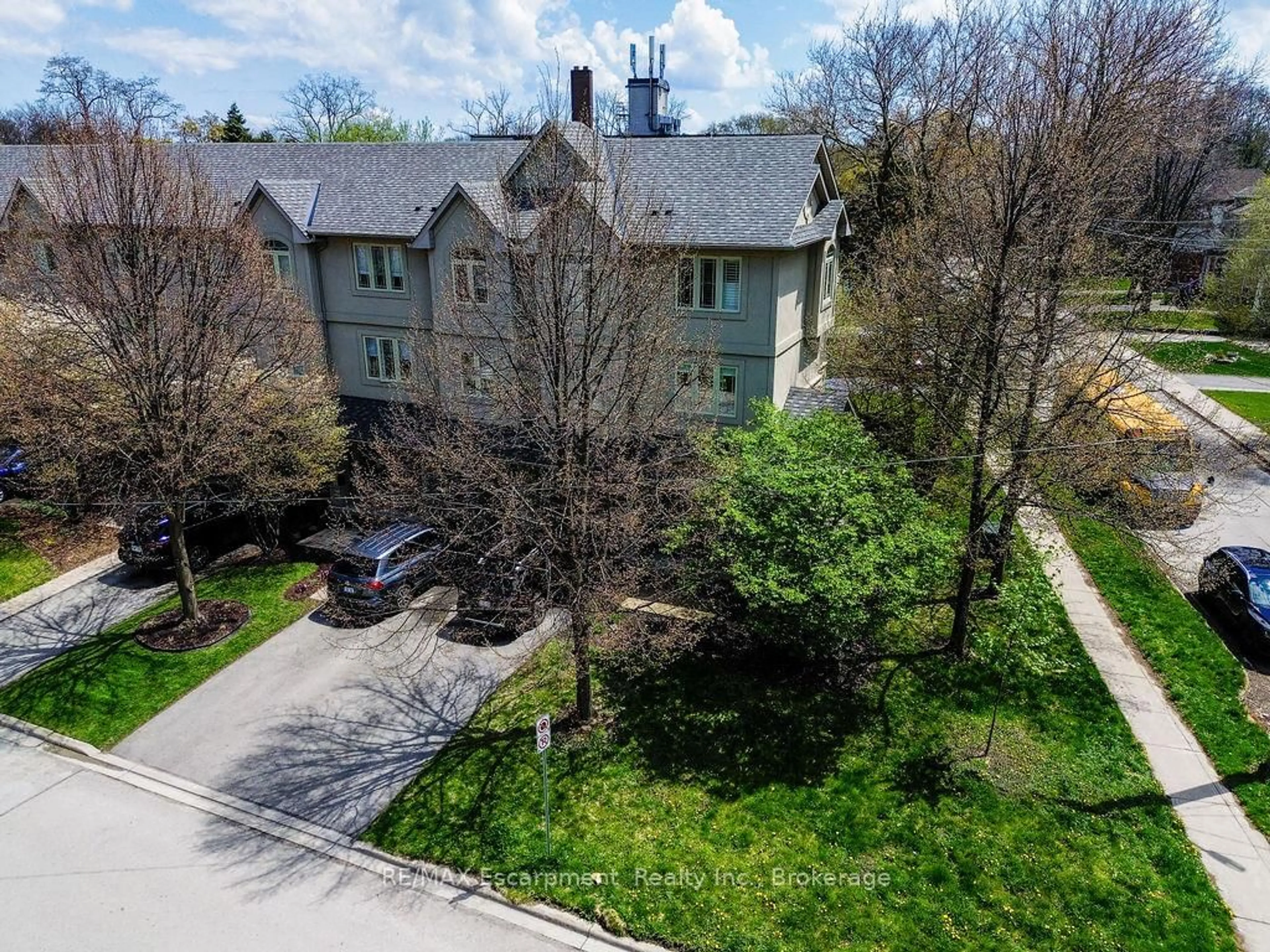 A pic from outside/outdoor area/front of a property/back of a property/a pic from drone, street for 2430 Second St, Burlington Ontario L7R 3K1