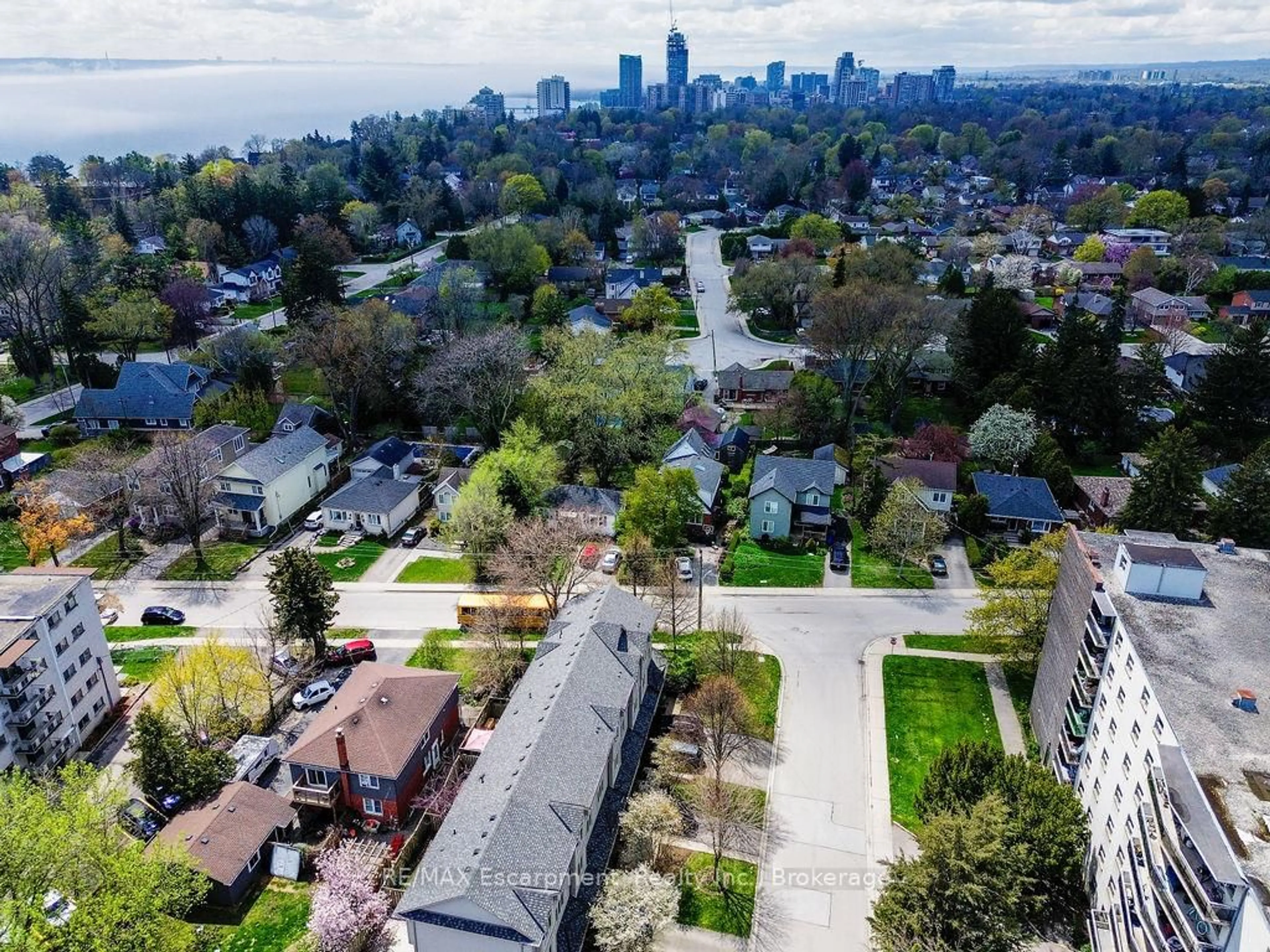 A pic from outside/outdoor area/front of a property/back of a property/a pic from drone, city buildings view from balcony for 2430 Second St, Burlington Ontario L7R 3K1