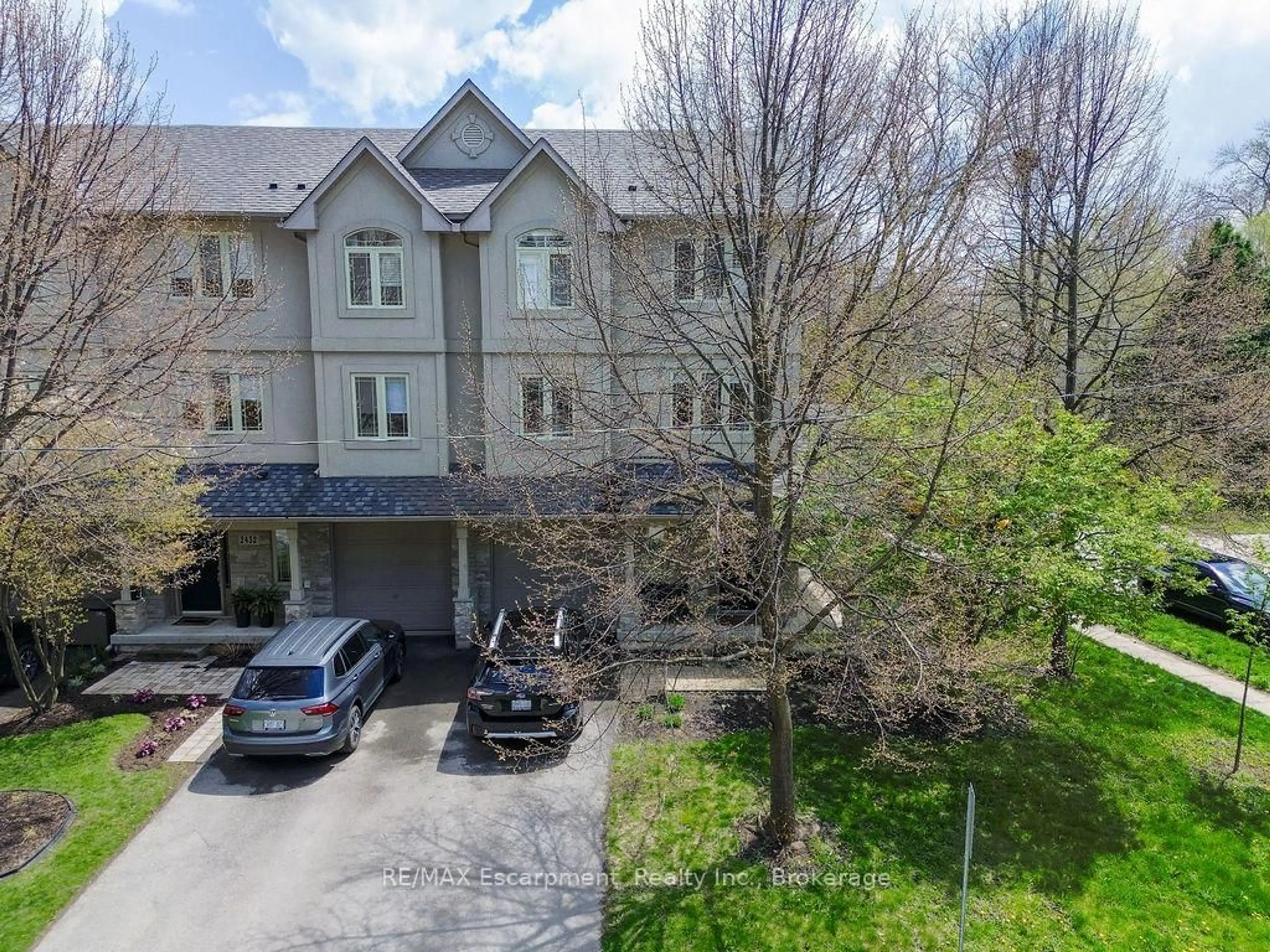A pic from outside/outdoor area/front of a property/back of a property/a pic from drone, unknown for 2430 Second St, Burlington Ontario L7R 3K1