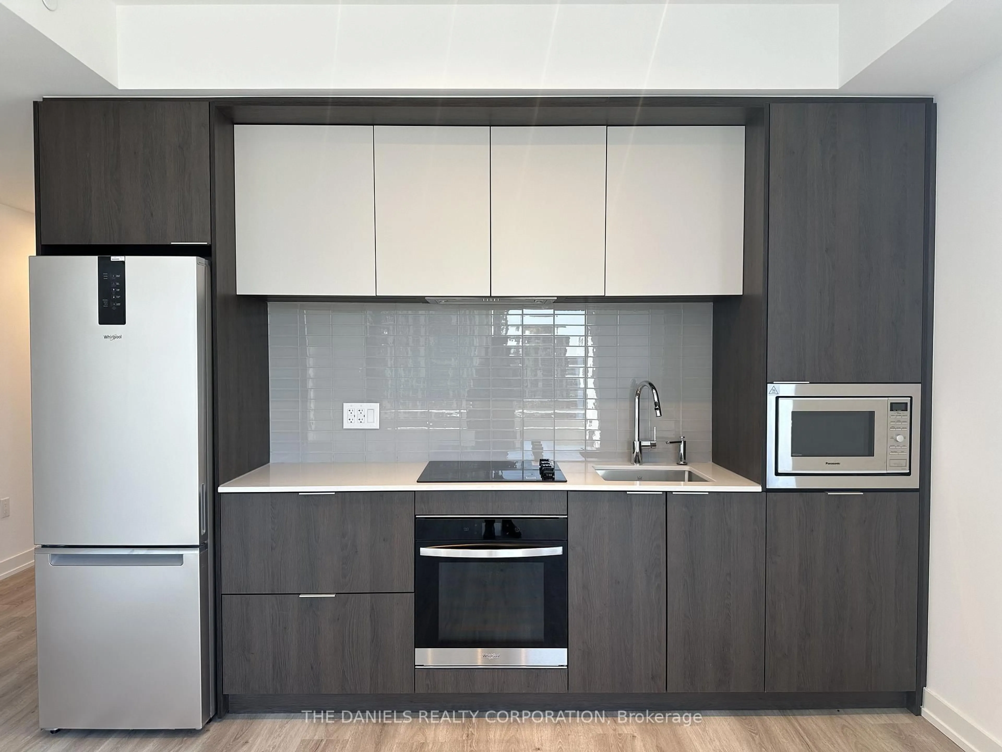 Standard kitchen, wood/laminate floor for 395 Square One Dr #1004, Mississauga Ontario L5B 0P6