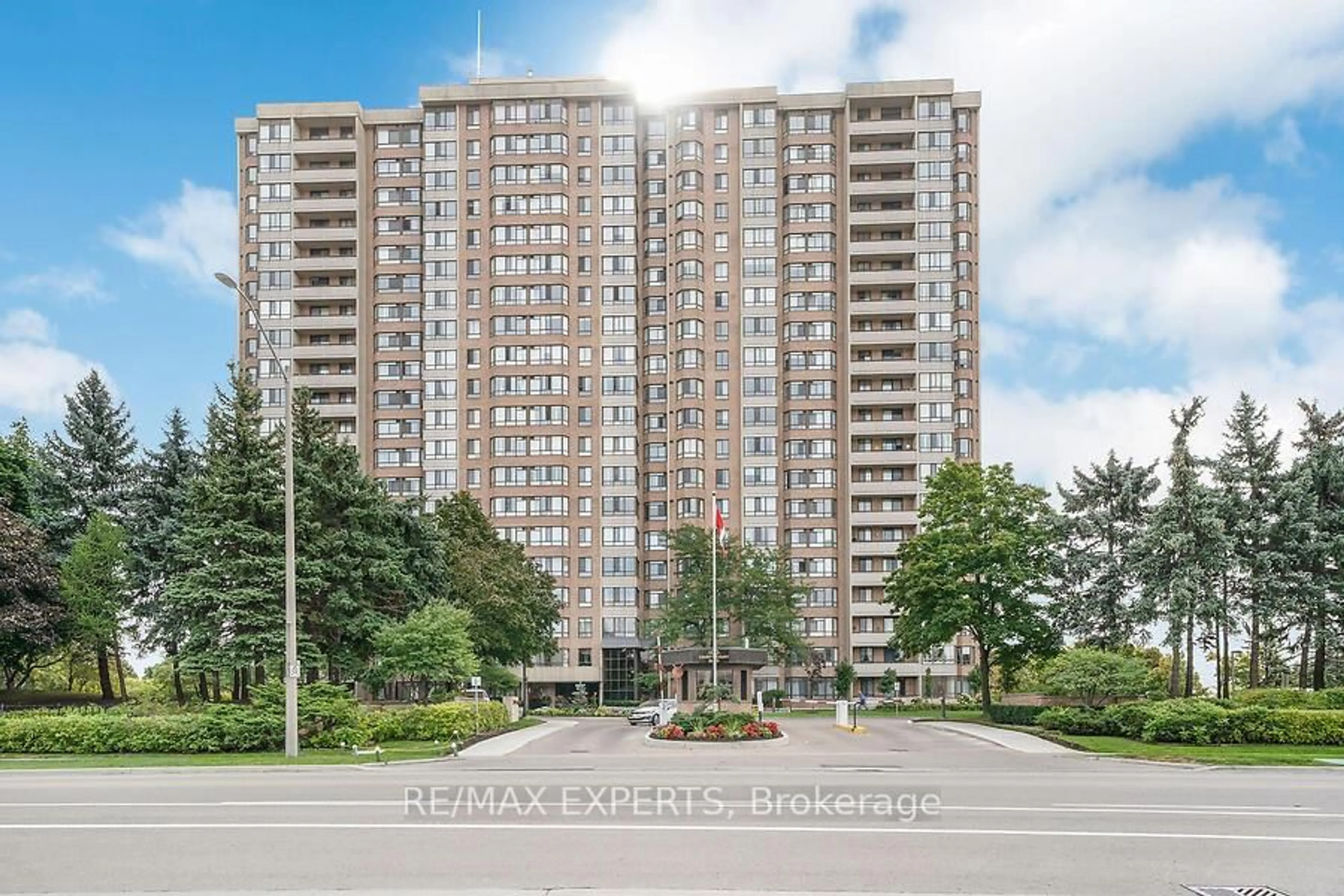 Indoor foyer for 100 County Court Blvd #1607, Brampton Ontario L6W 3X1