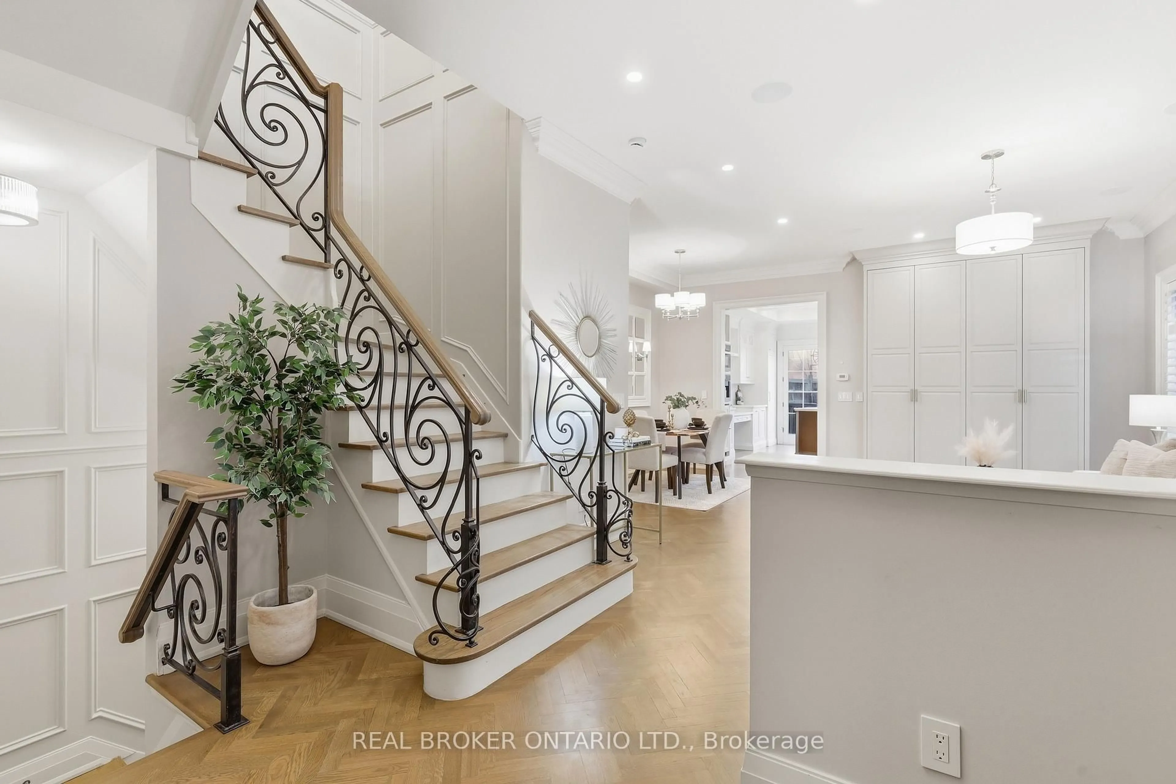 Indoor entryway for 5290 Roadside Way, Mississauga Ontario L5M 0H9