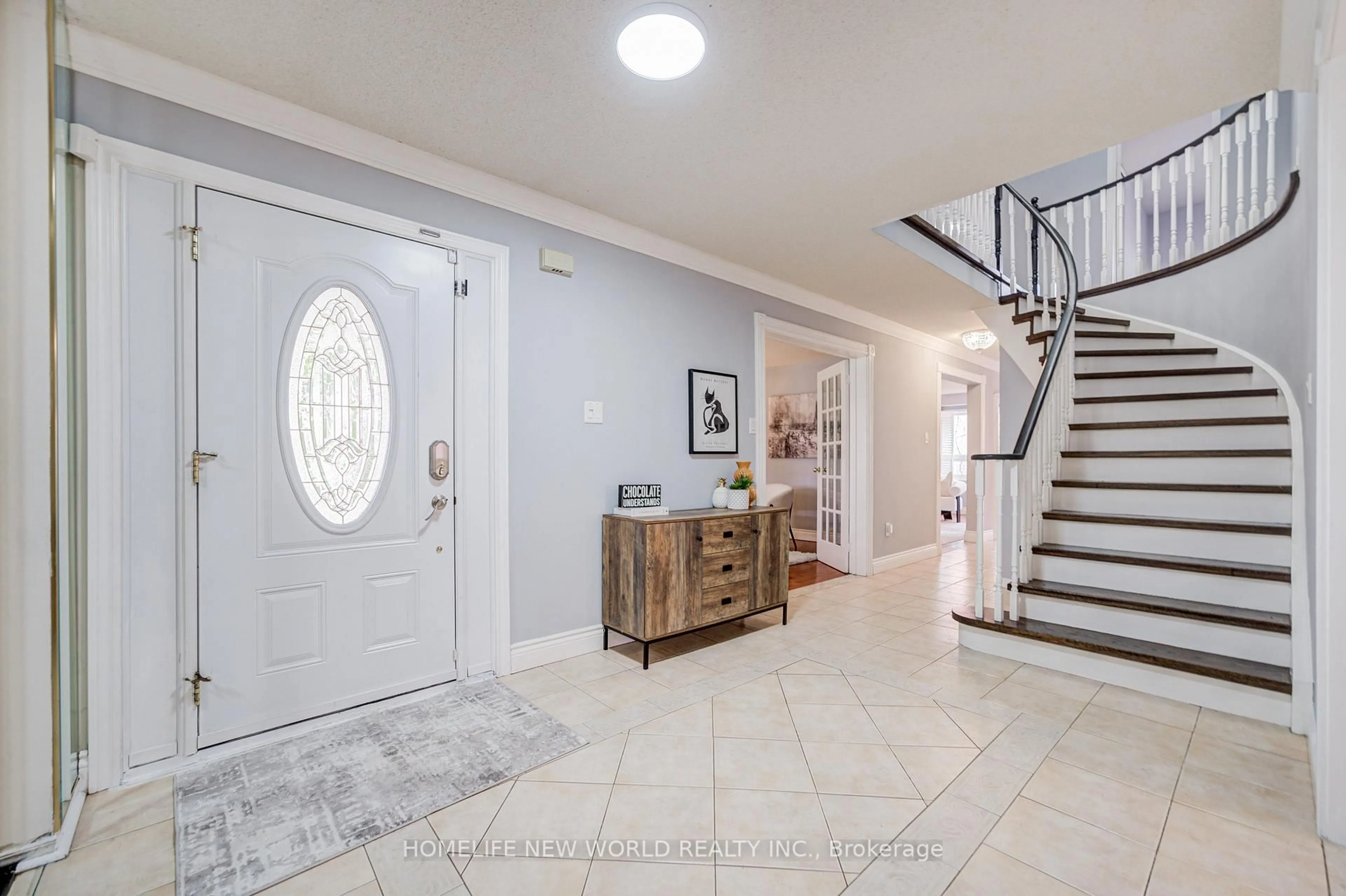 Indoor entryway for 5073 Guildwood Way, Mississauga Ontario L5R 2R7