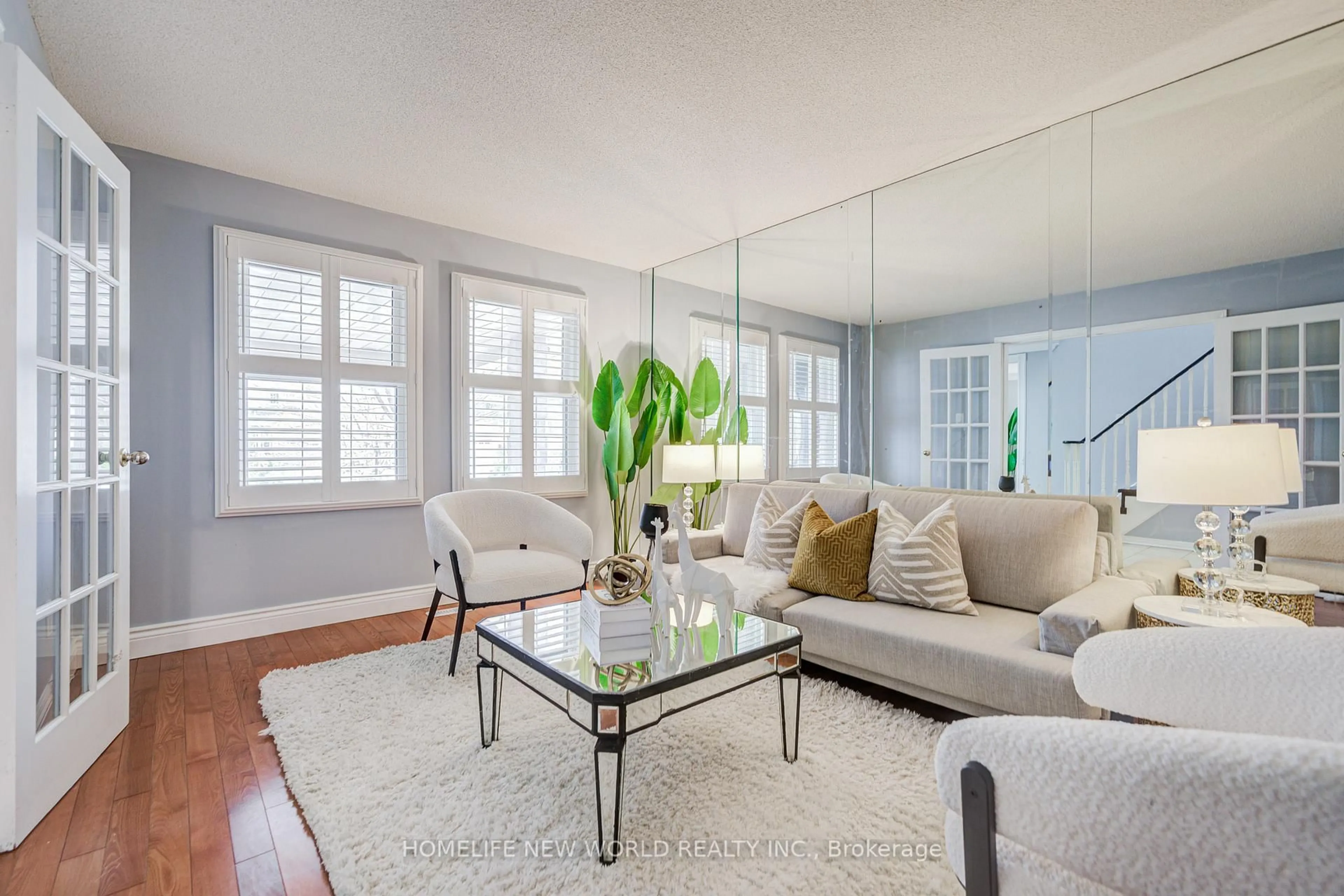 Living room with furniture, unknown for 5073 Guildwood Way, Mississauga Ontario L5R 2R7