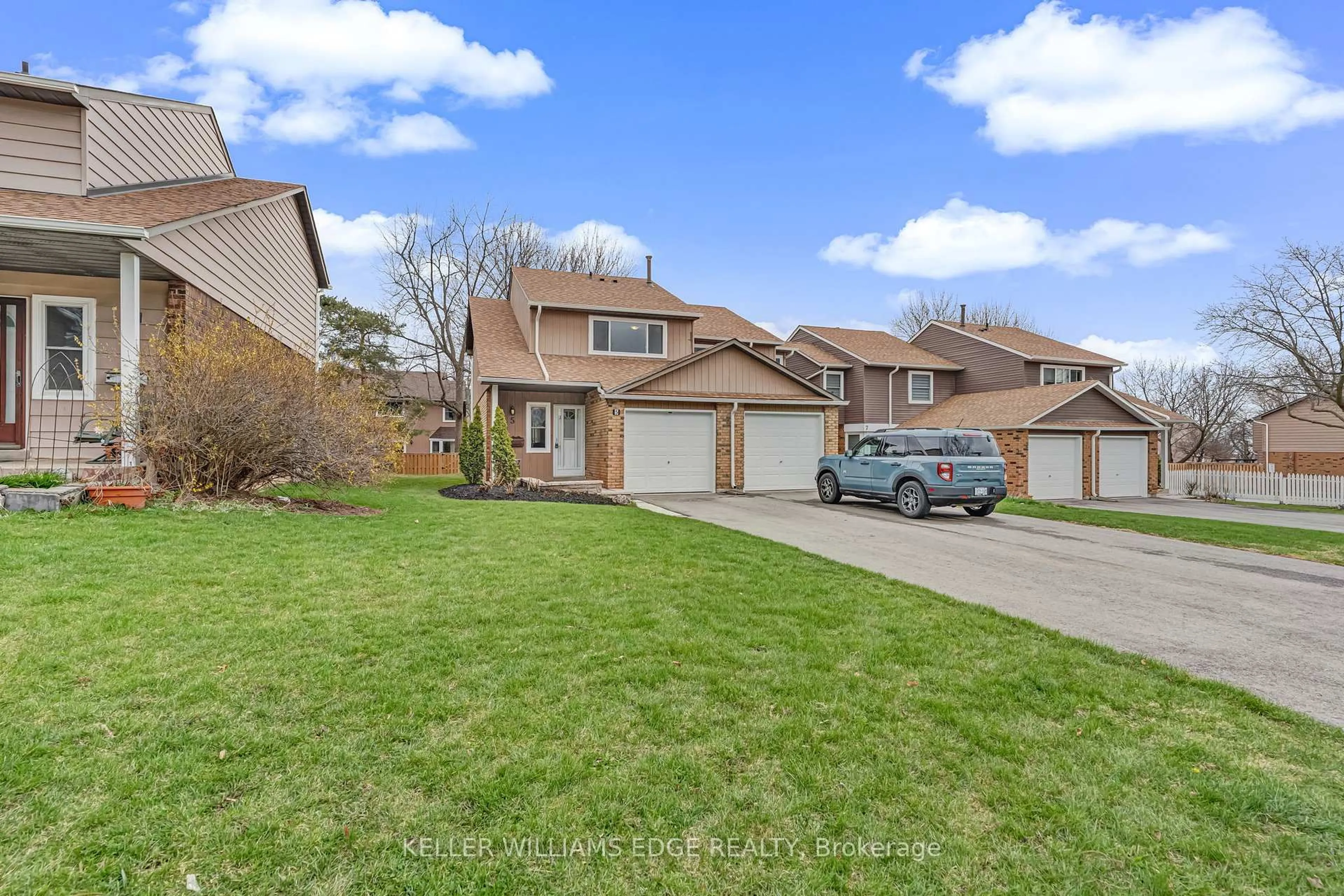 A pic from outside/outdoor area/front of a property/back of a property/a pic from drone, street for 2185 Fairchild Blvd #5, Burlington Ontario L7P 3P6