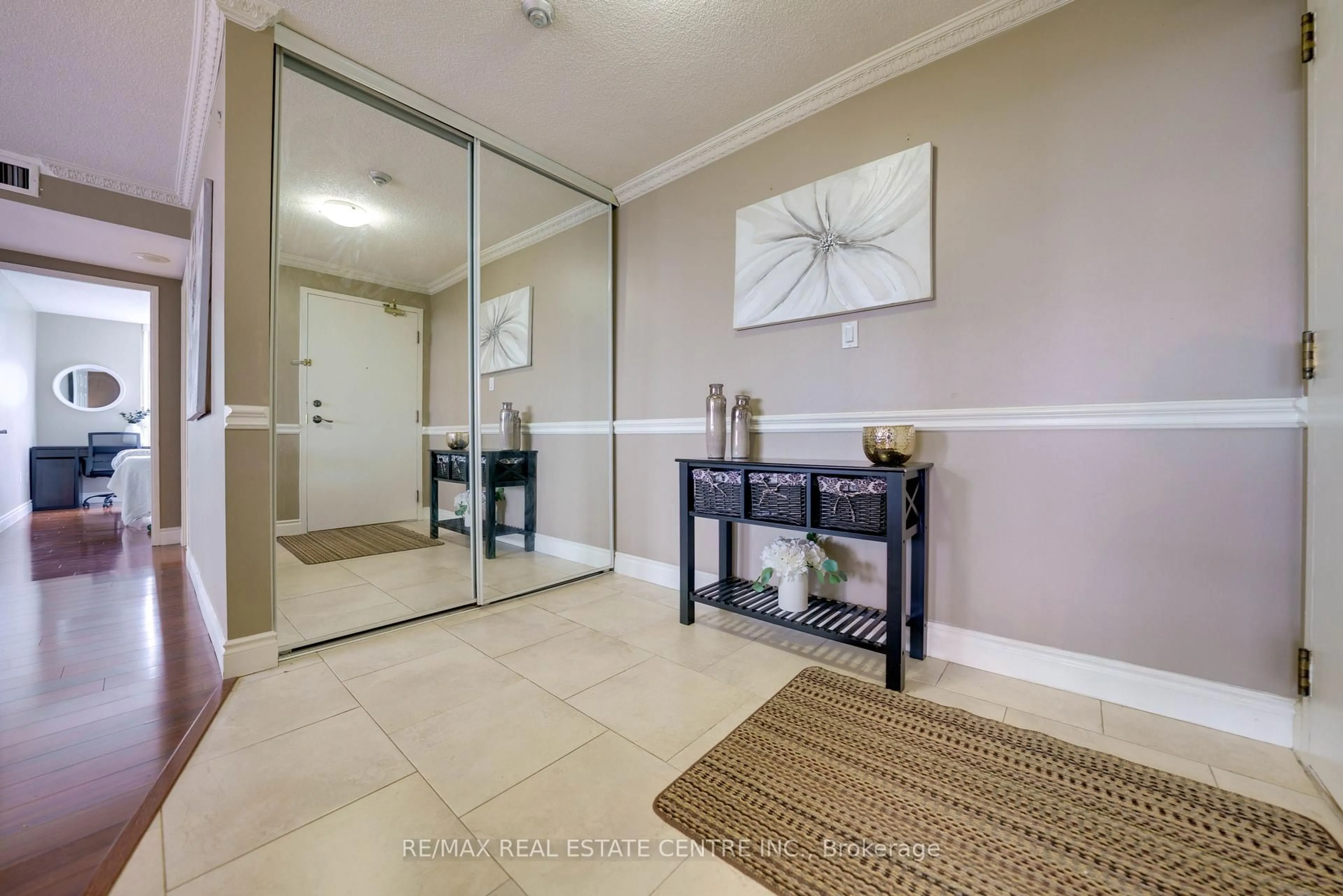 Indoor entryway for 4470 Tucana Crt #2104, Mississauga Ontario L5R 3K8