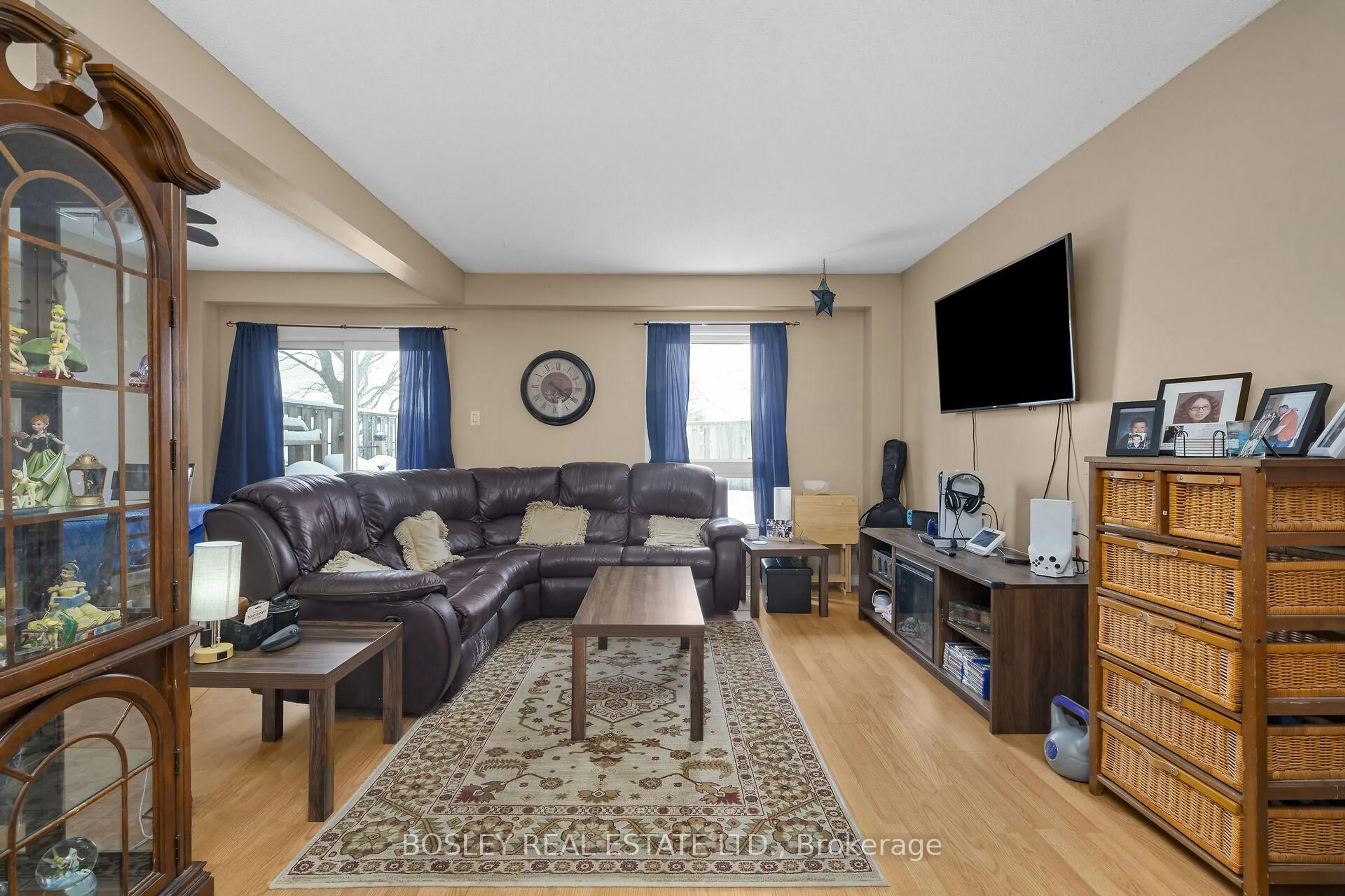 Living room with furniture, unknown for 100 Century Dr #19, Orangeville Ontario L9W 4L3