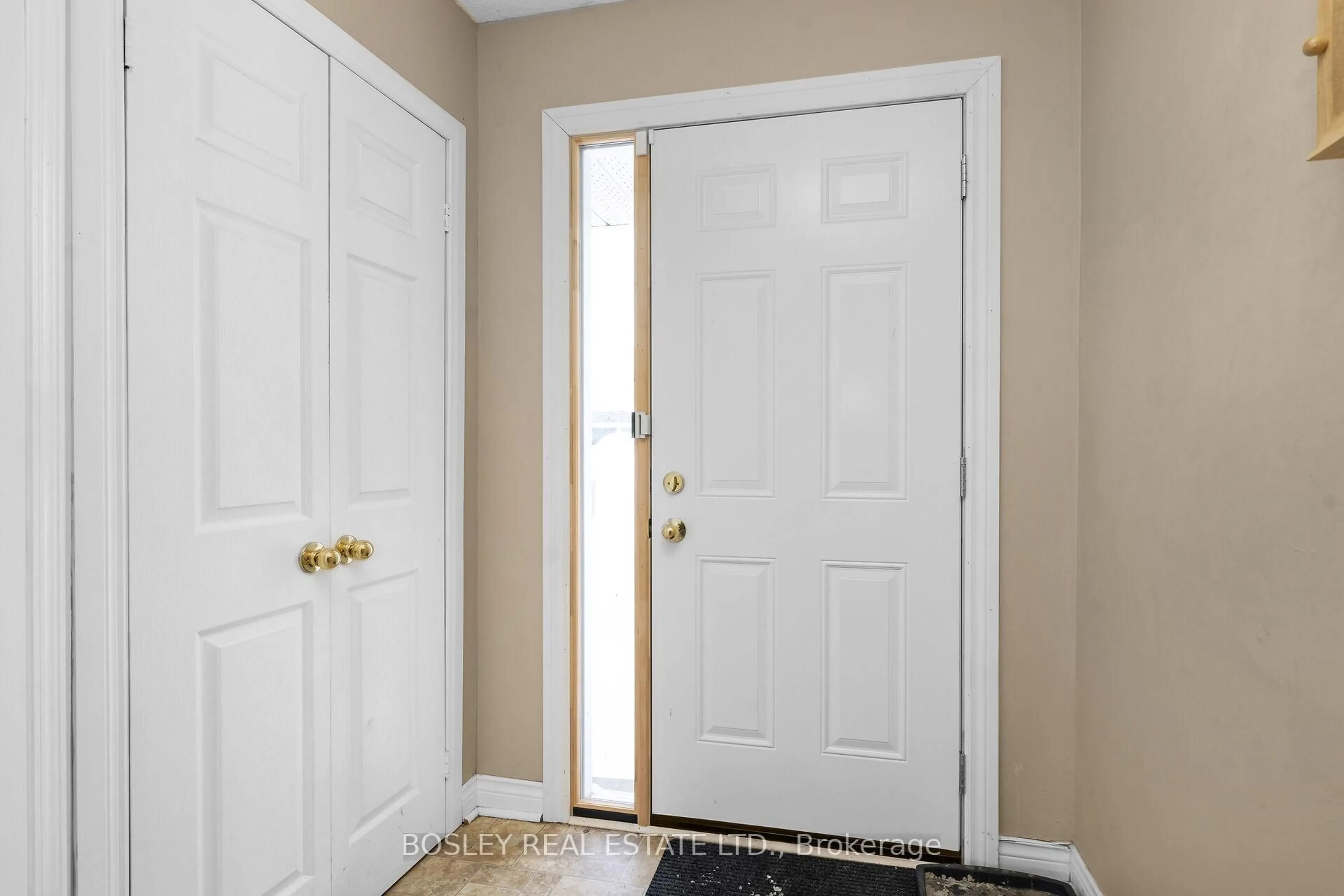 Indoor entryway for 100 Century Dr #19, Orangeville Ontario L9W 4L3