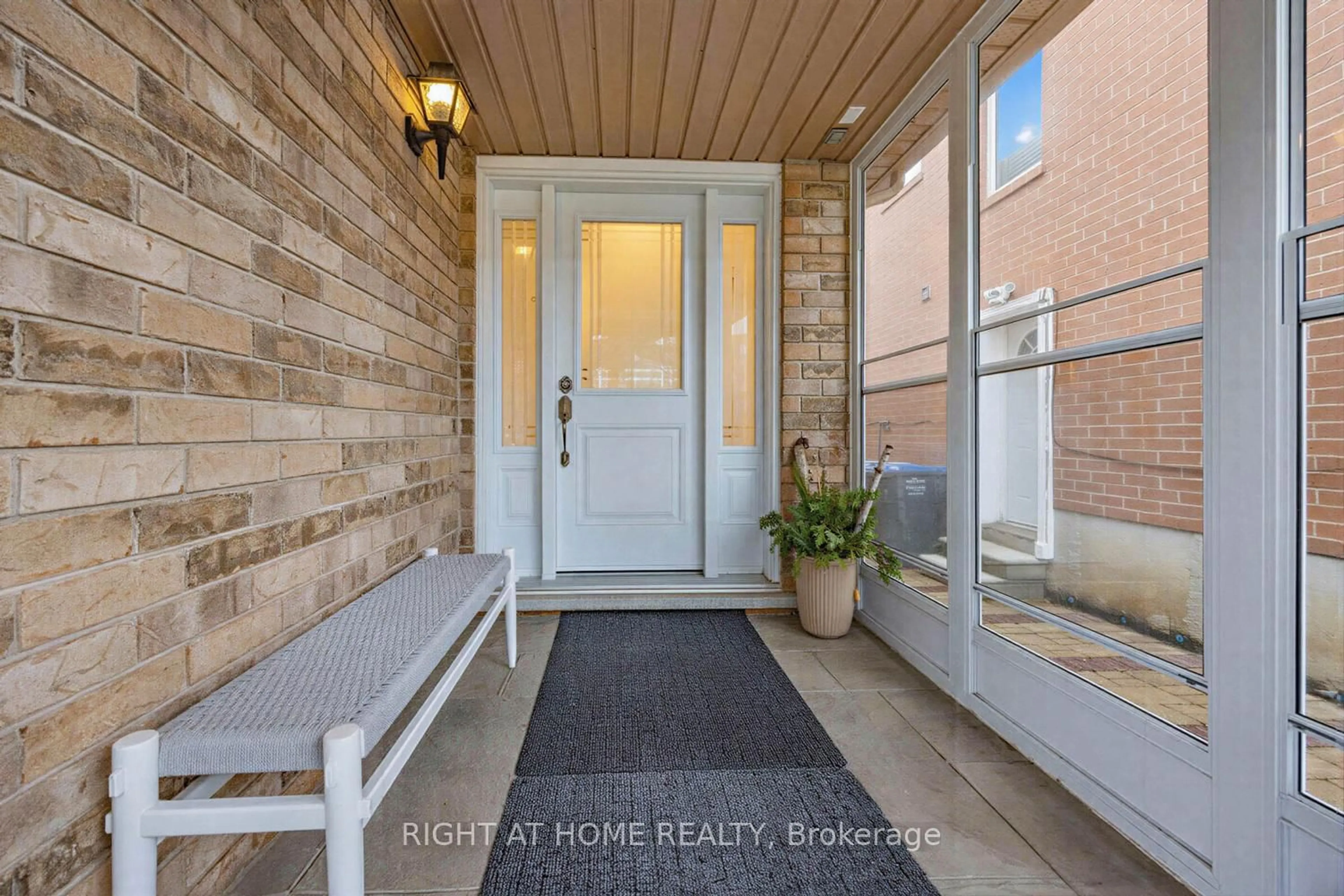Indoor entryway for 3162 Rock Harbour Rd, Mississauga Ontario L5B 4G7