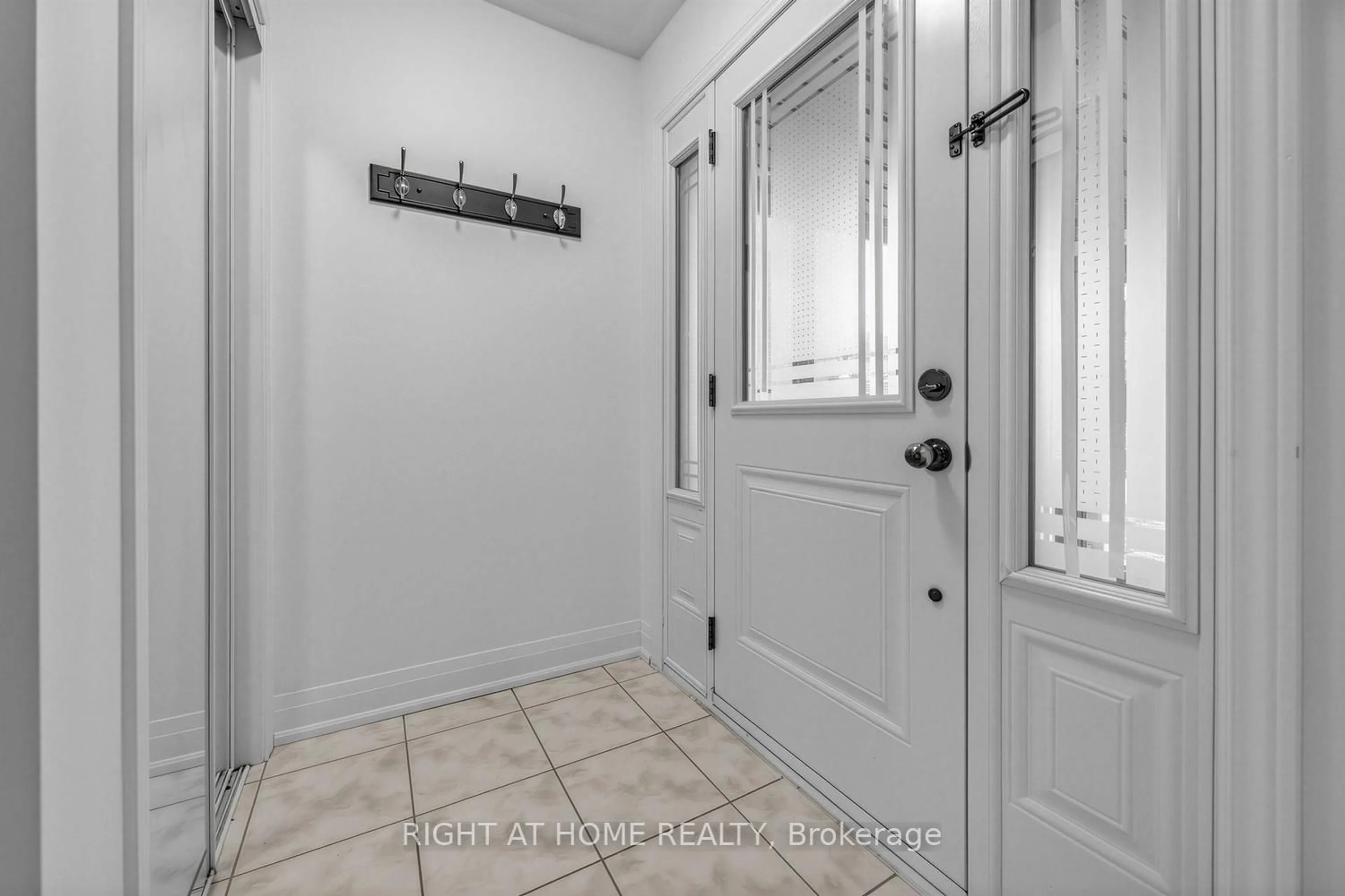 Indoor entryway for 3162 Rock Harbour Rd, Mississauga Ontario L5B 4G7