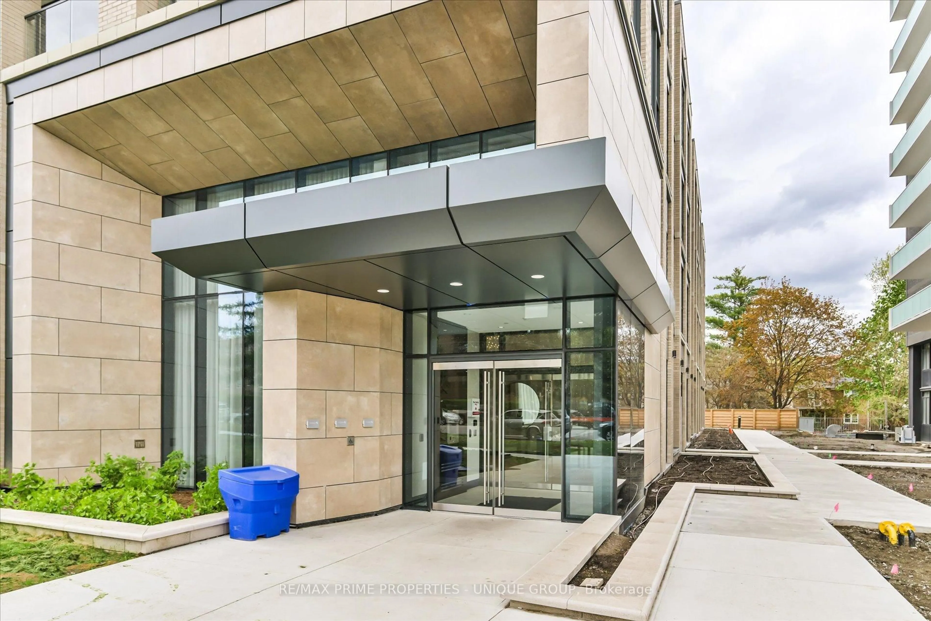 Indoor foyer for 293 The Kingsway #322, Toronto Ontario M9K 3A9