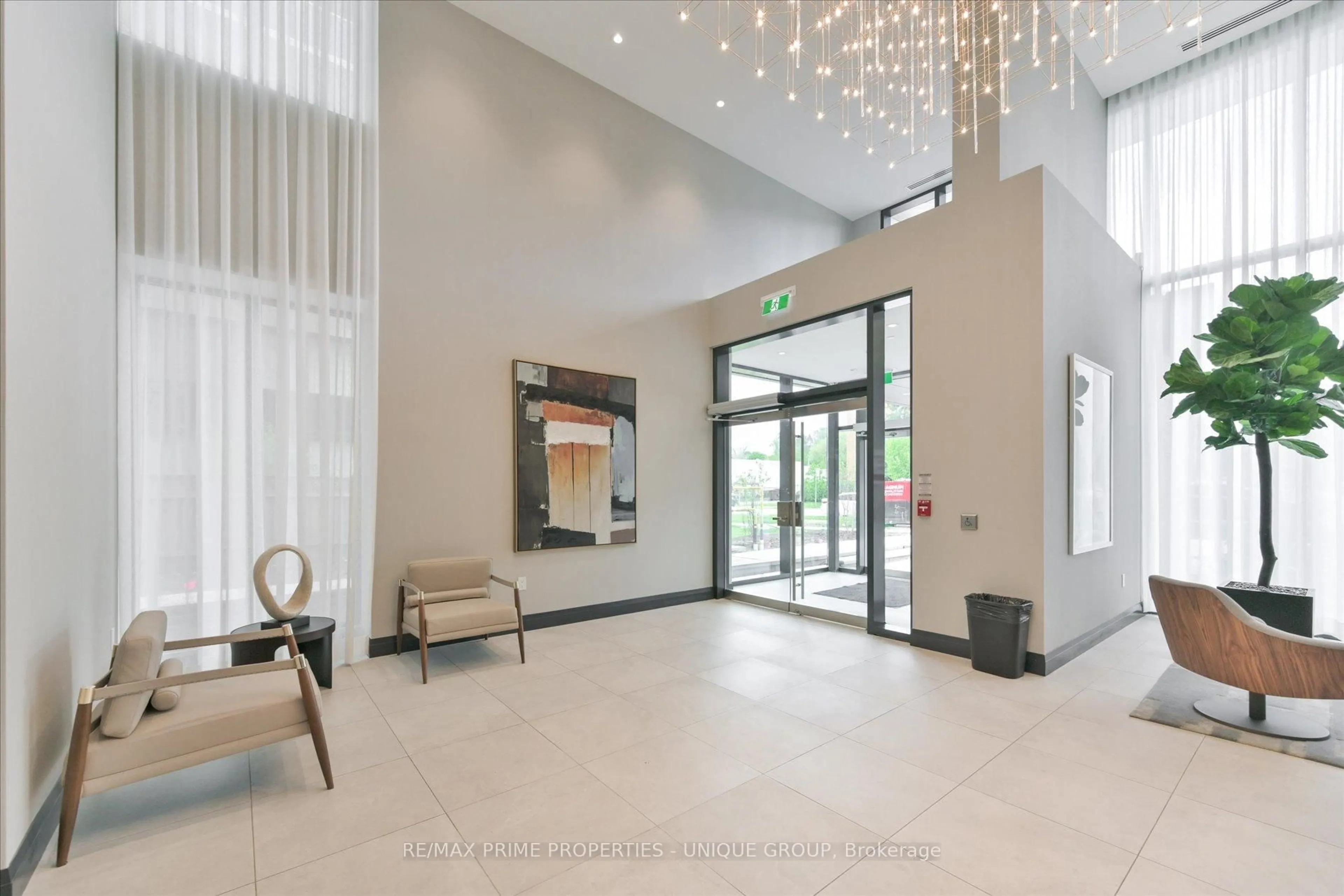 Indoor foyer for 293 The Kingsway #322, Toronto Ontario M9K 3A9