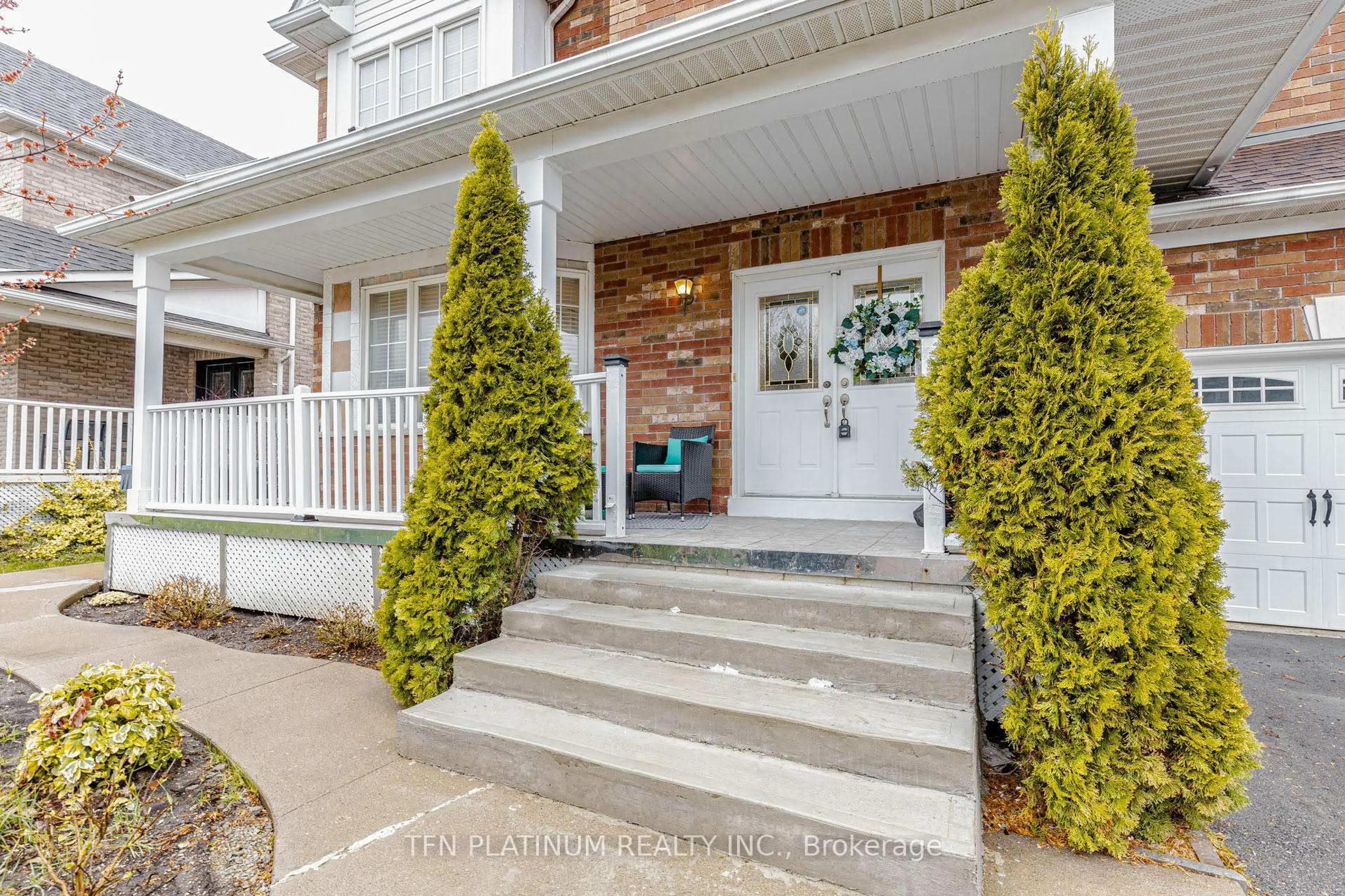 Unknown for 28 Banks Dr, Brampton Ontario L6P 1C7