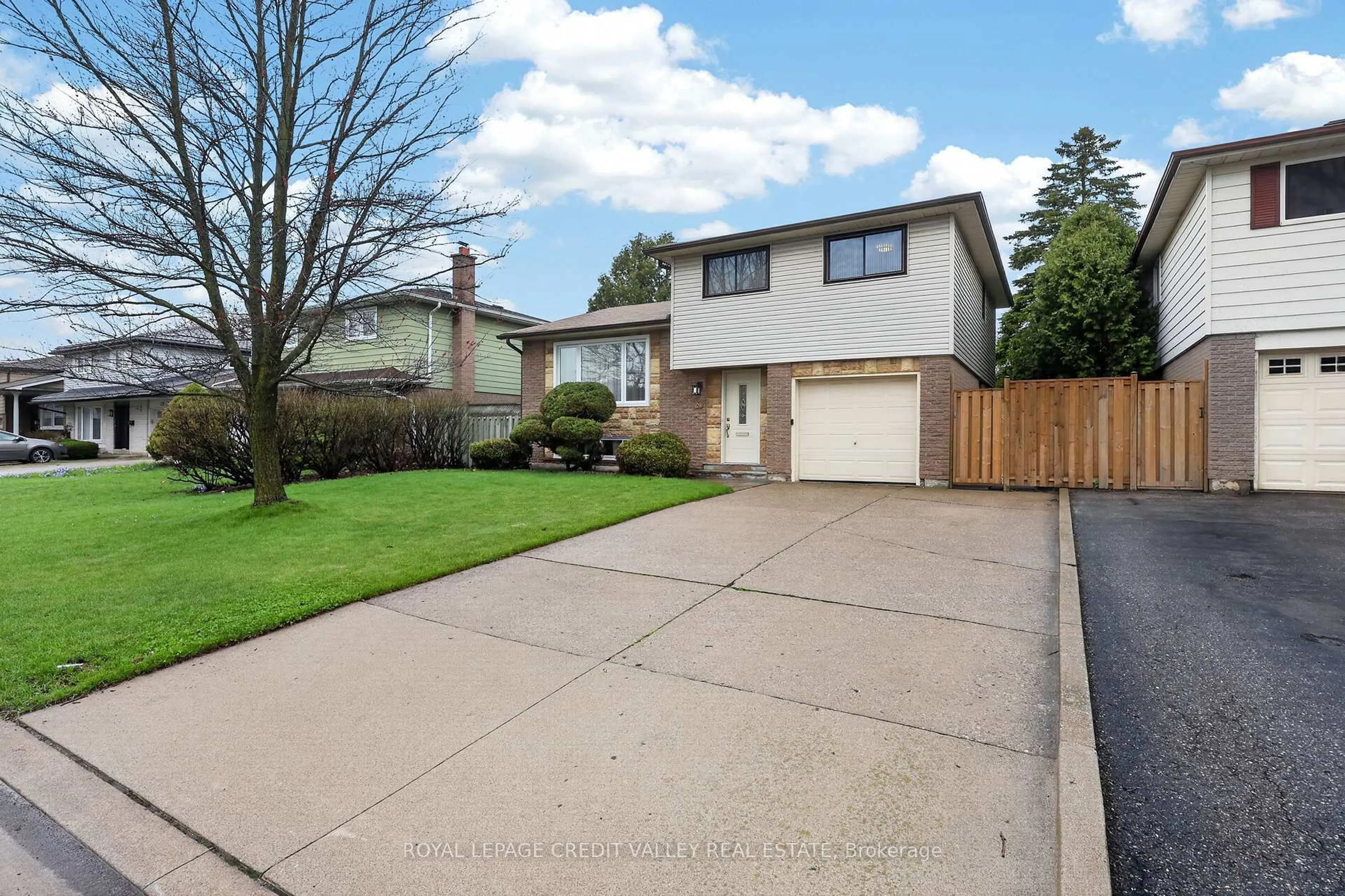 Home with vinyl exterior material, street for 20 Willis Dr, Brampton Ontario L6W 1A9