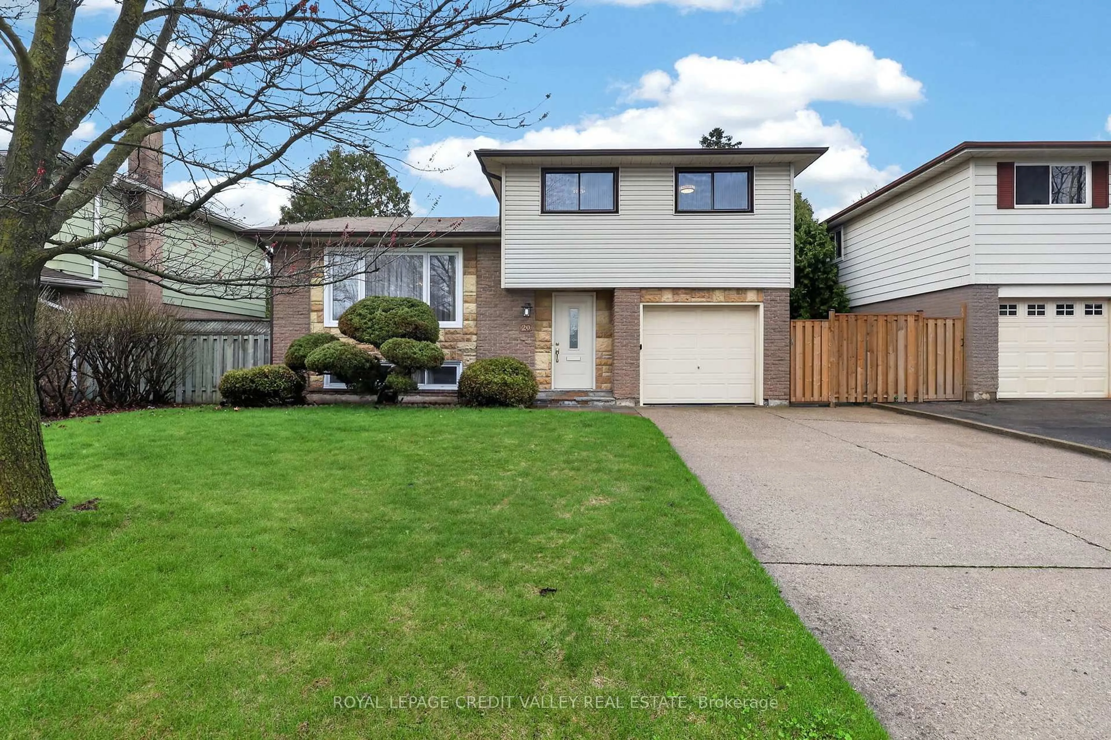 Home with vinyl exterior material, street for 20 Willis Dr, Brampton Ontario L6W 1A9