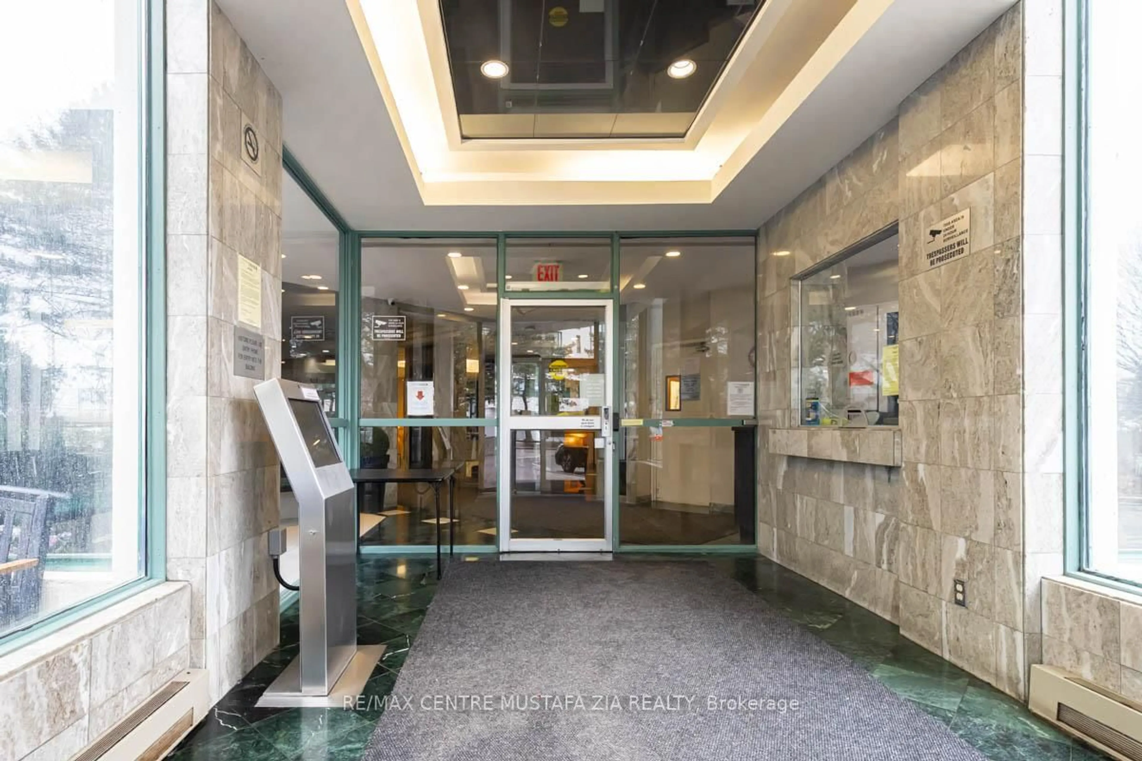 Indoor foyer for 4460 TUCANA Crt #1208, Mississauga Ontario L5R 3R4