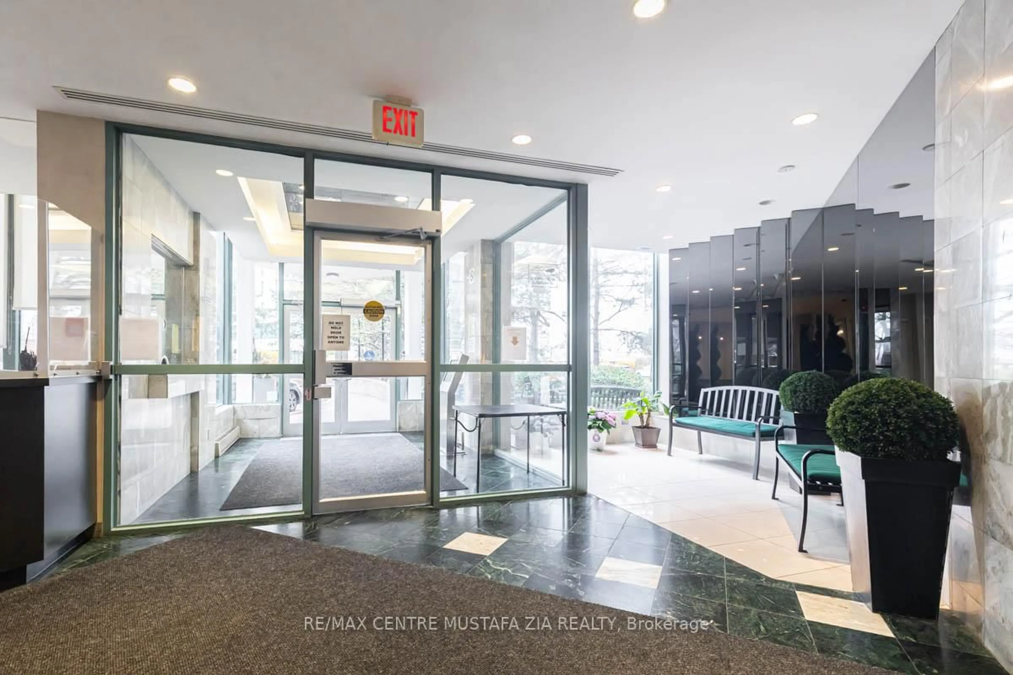 Indoor foyer for 4460 TUCANA Crt #1208, Mississauga Ontario L5R 3R4