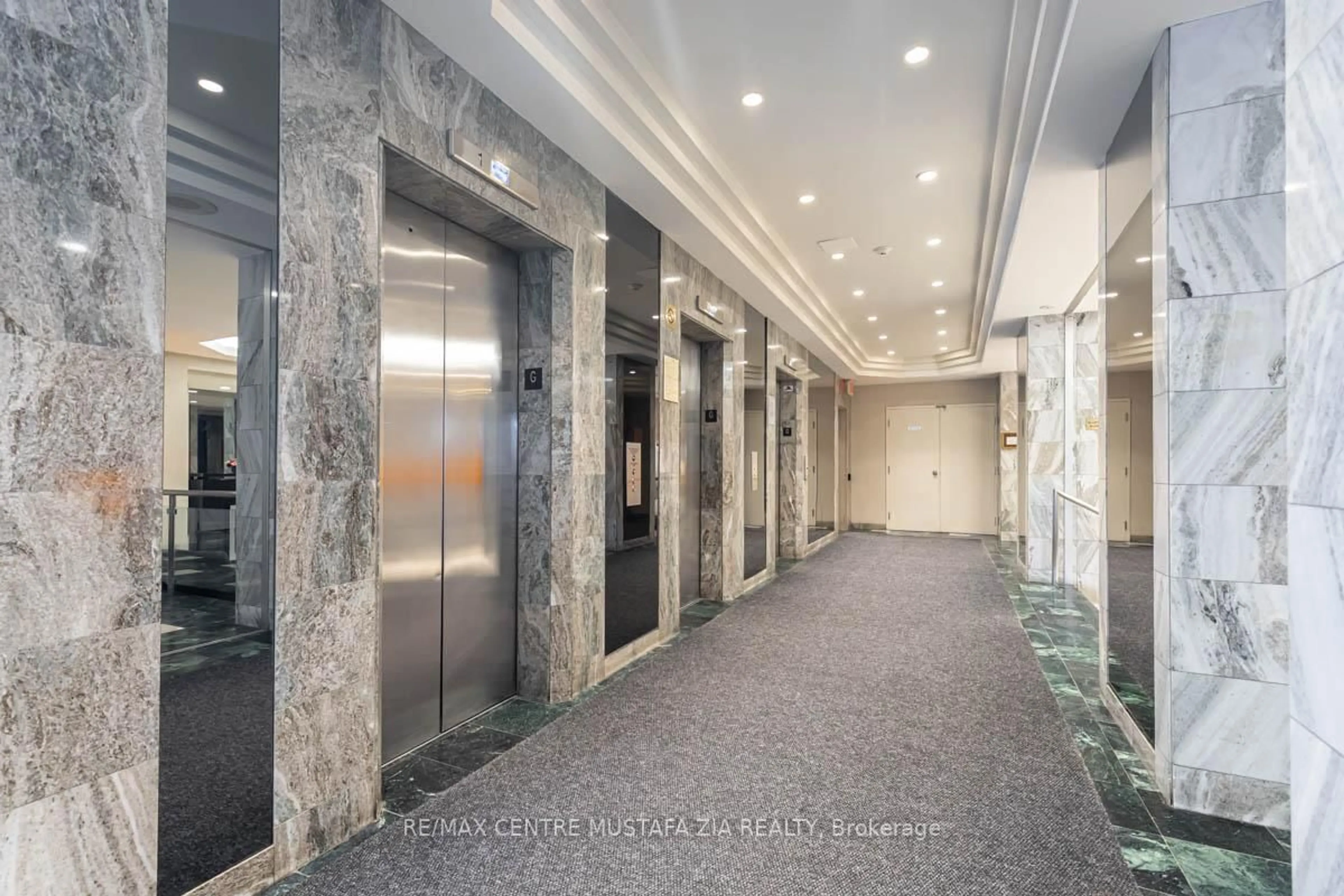 Indoor foyer for 4460 TUCANA Crt #1208, Mississauga Ontario L5R 3R4