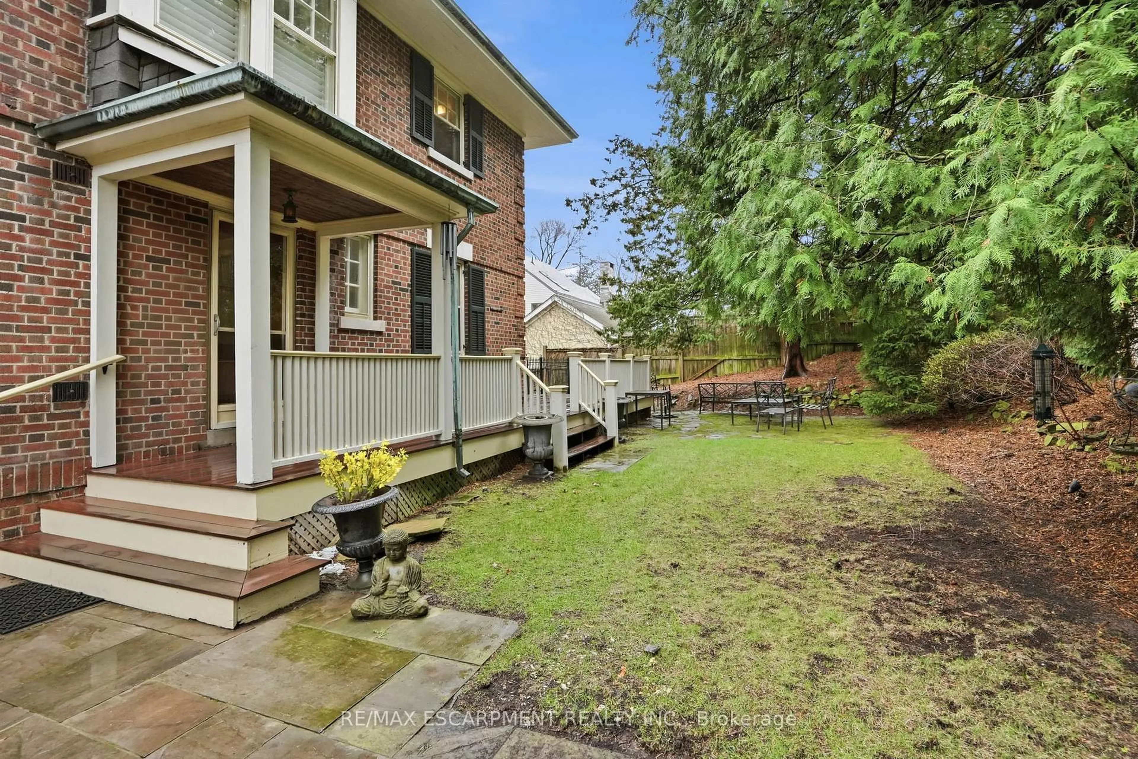 Patio, street for 184 King St, Oakville Ontario L6J 1B4