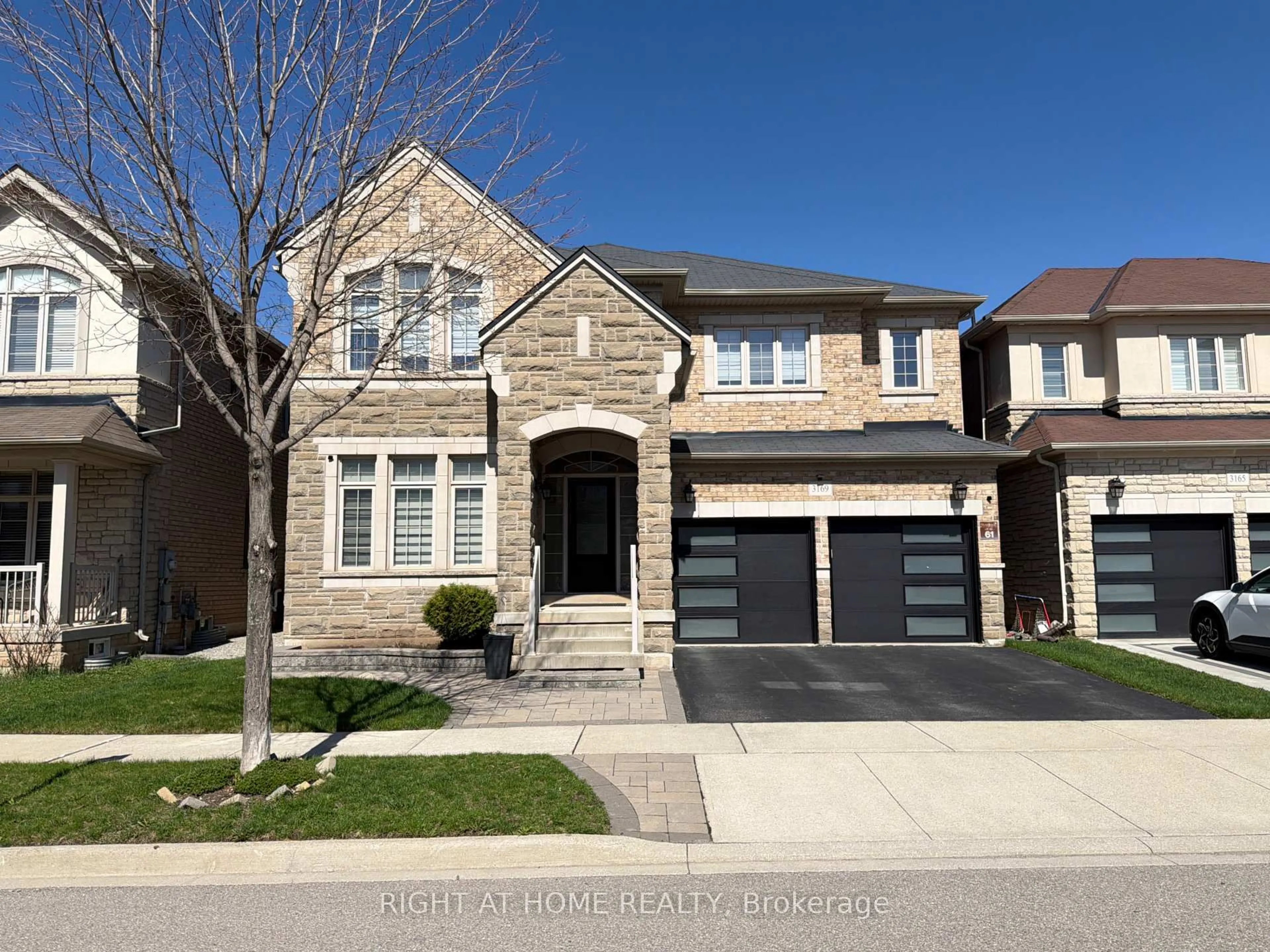 Home with brick exterior material, street for 3169 Larry Cres, Oakville Ontario L6M 0T1