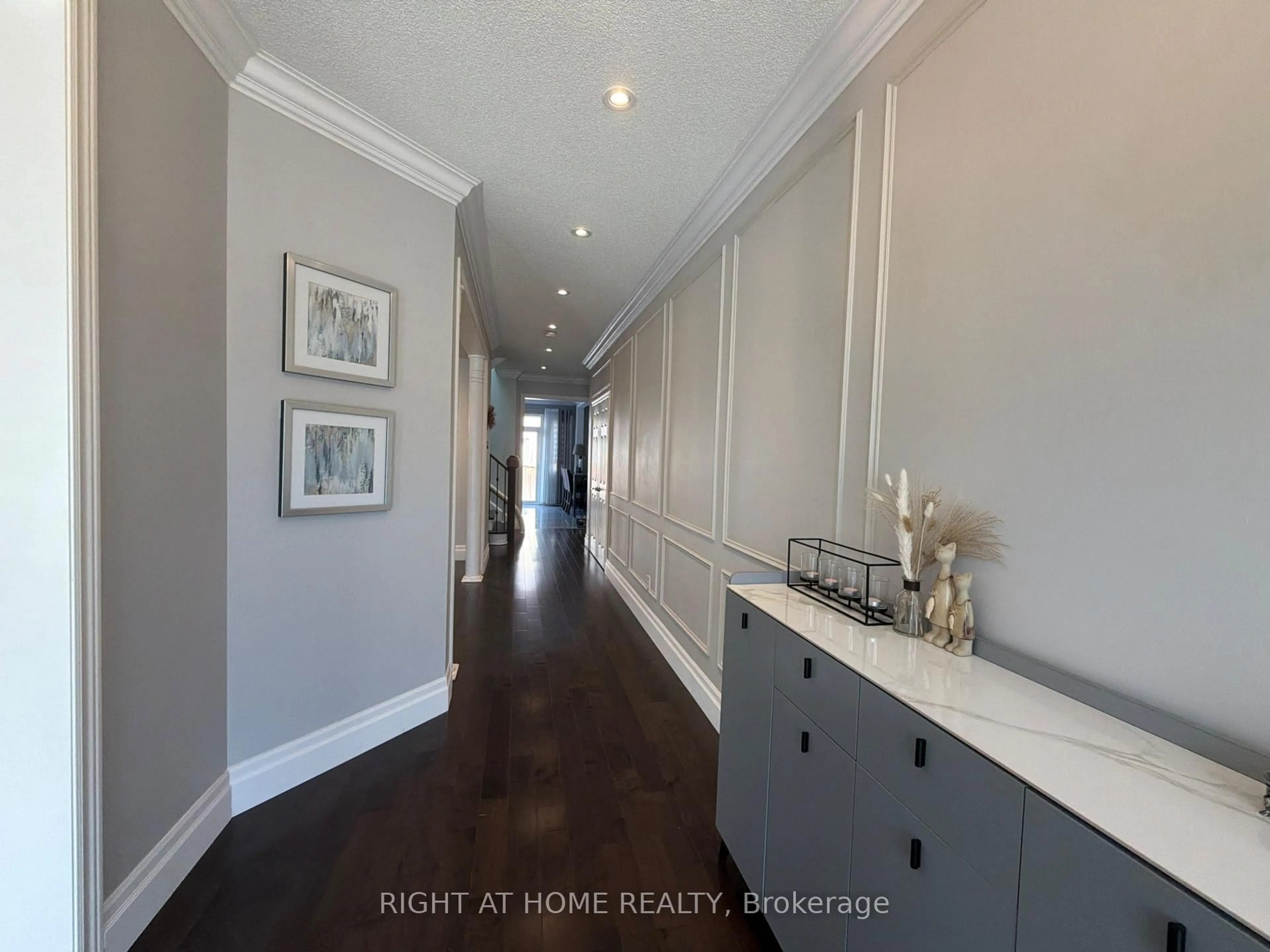 Indoor entryway for 3169 Larry Cres, Oakville Ontario L6M 0T1