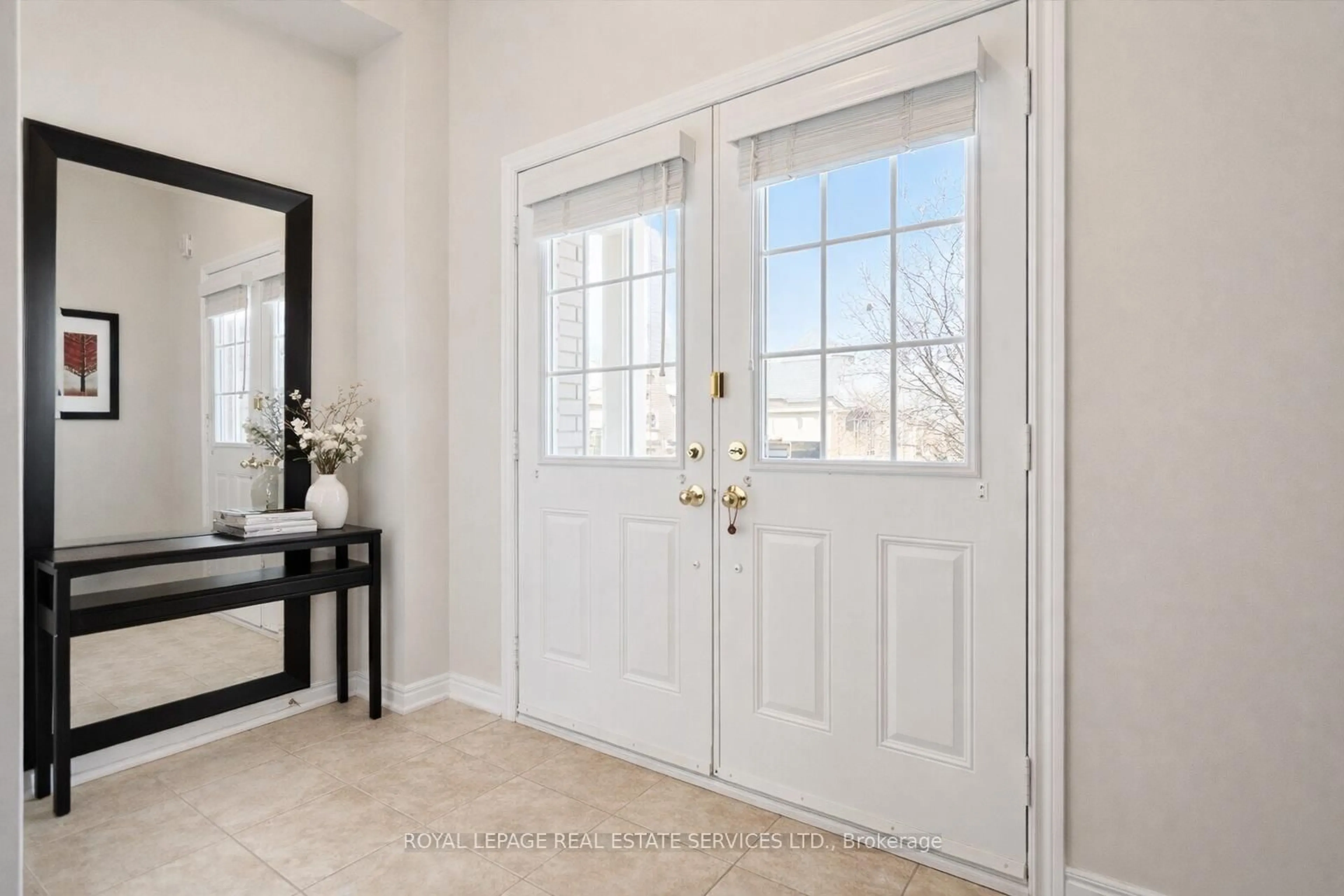 Indoor entryway for 1333 Kestell Blvd, Oakville Ontario L6H 0C8