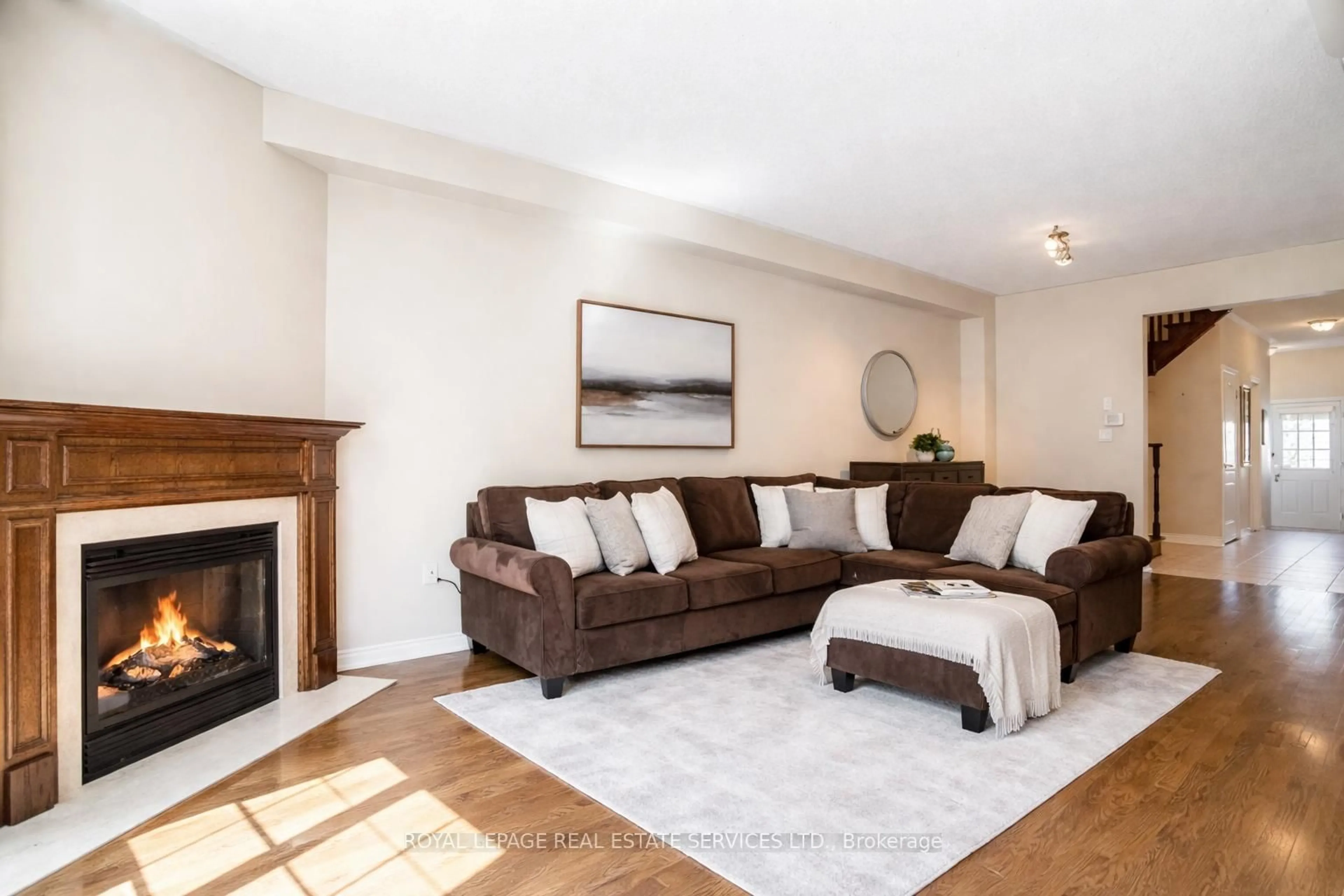 Living room with furniture, unknown for 1333 Kestell Blvd, Oakville Ontario L6H 0C8
