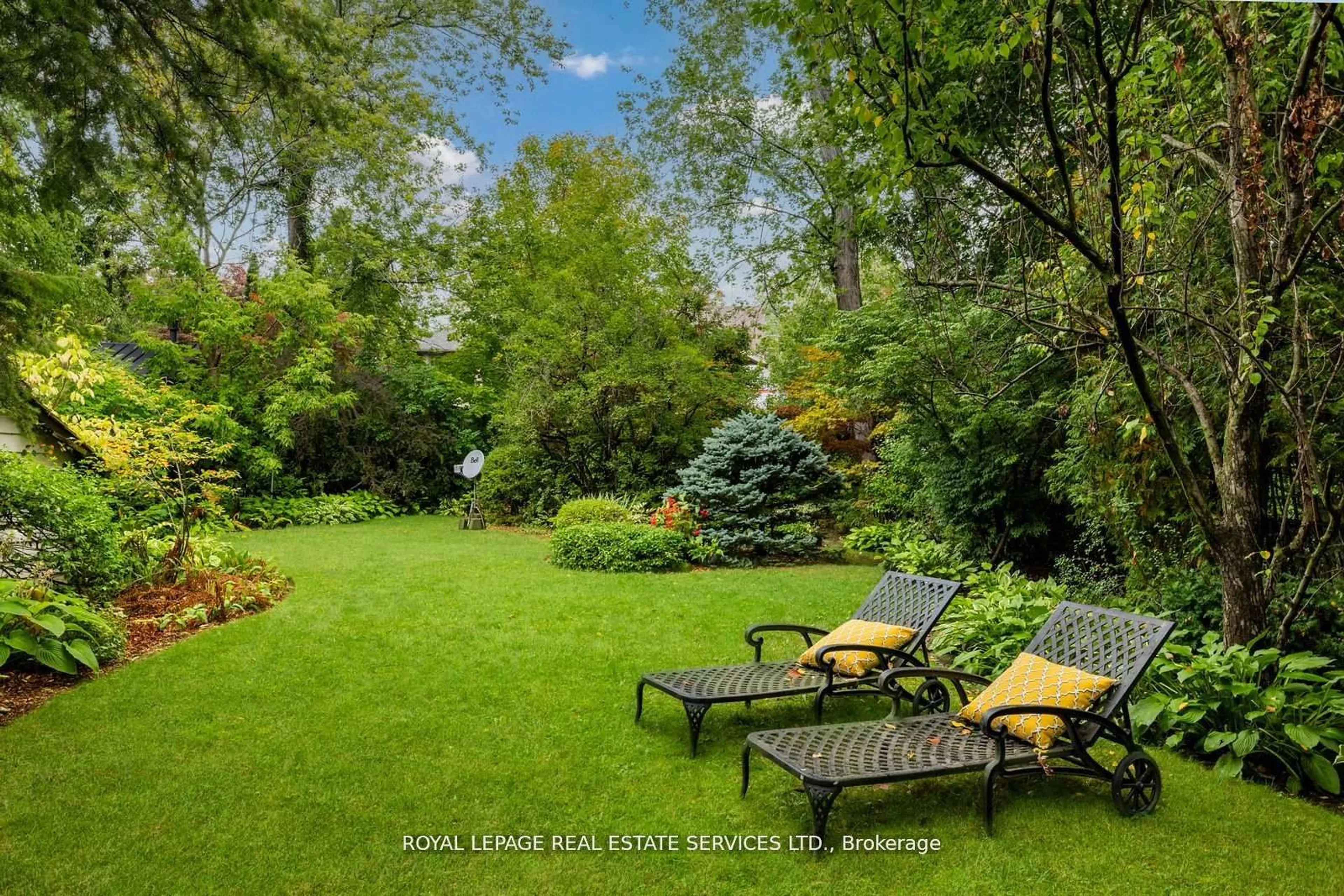 Patio, forest/trees view for 18 Queen Marys Dr, Toronto Ontario M8X 1S2