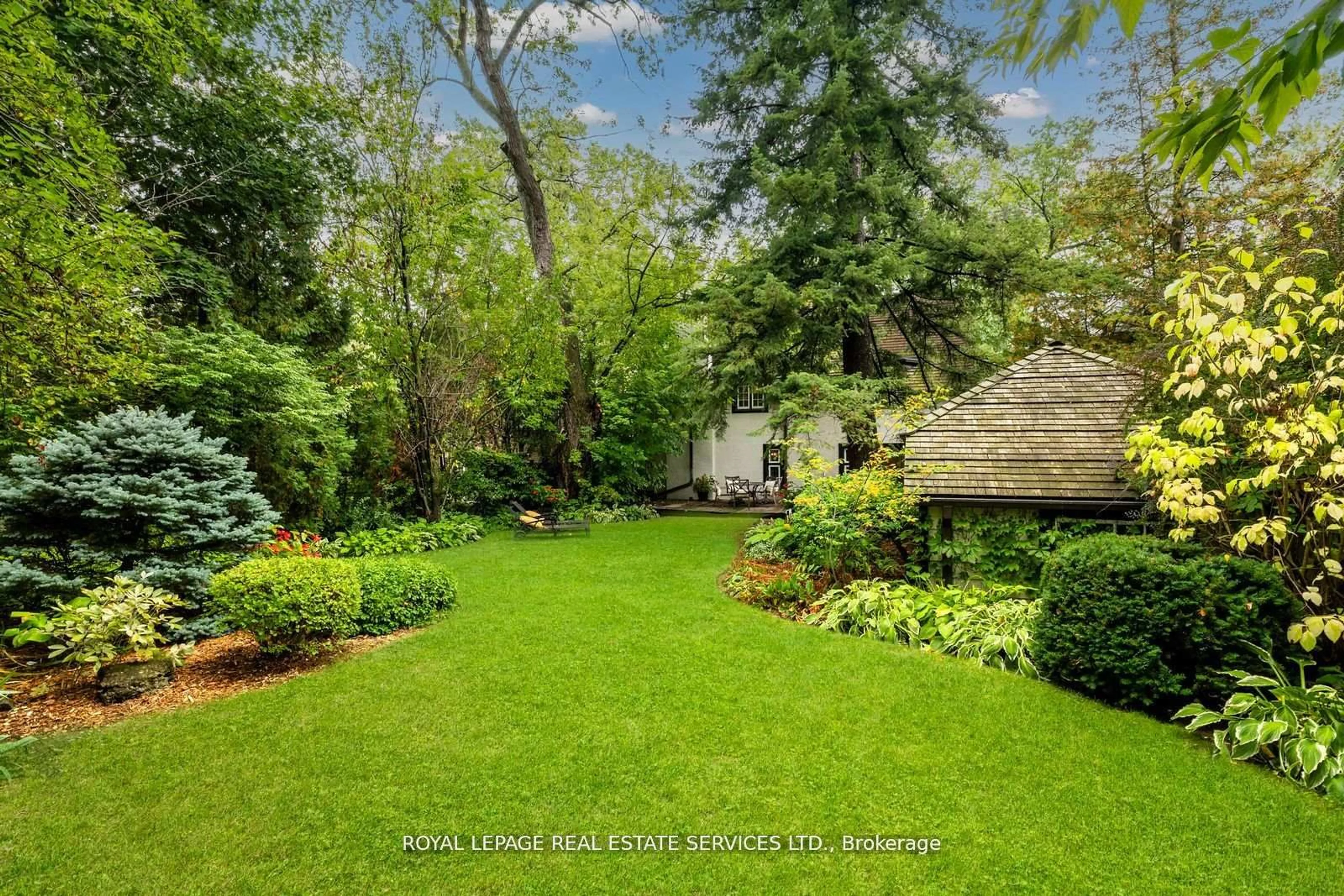 A pic from outside/outdoor area/front of a property/back of a property/a pic from drone, unknown for 18 Queen Marys Dr, Toronto Ontario M8X 1S2