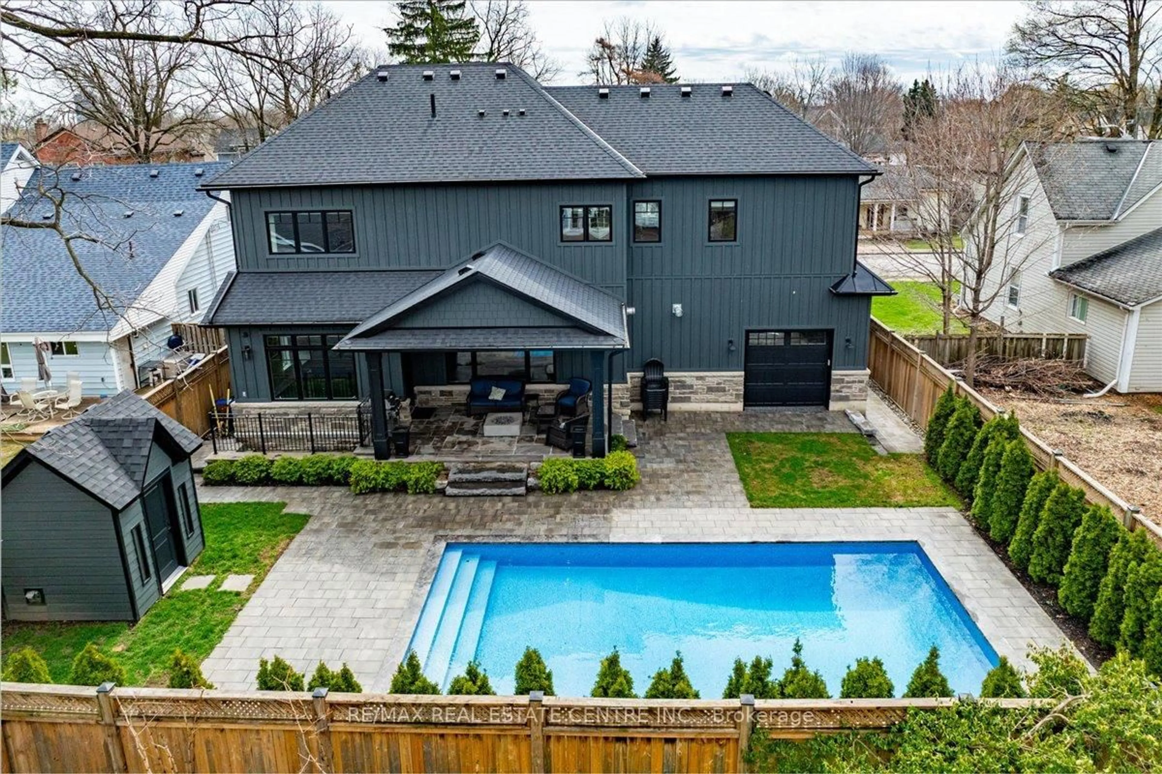 A pic from outside/outdoor area/front of a property/back of a property/a pic from drone, street for 67 Robert St, Milton Ontario L9T 1G7