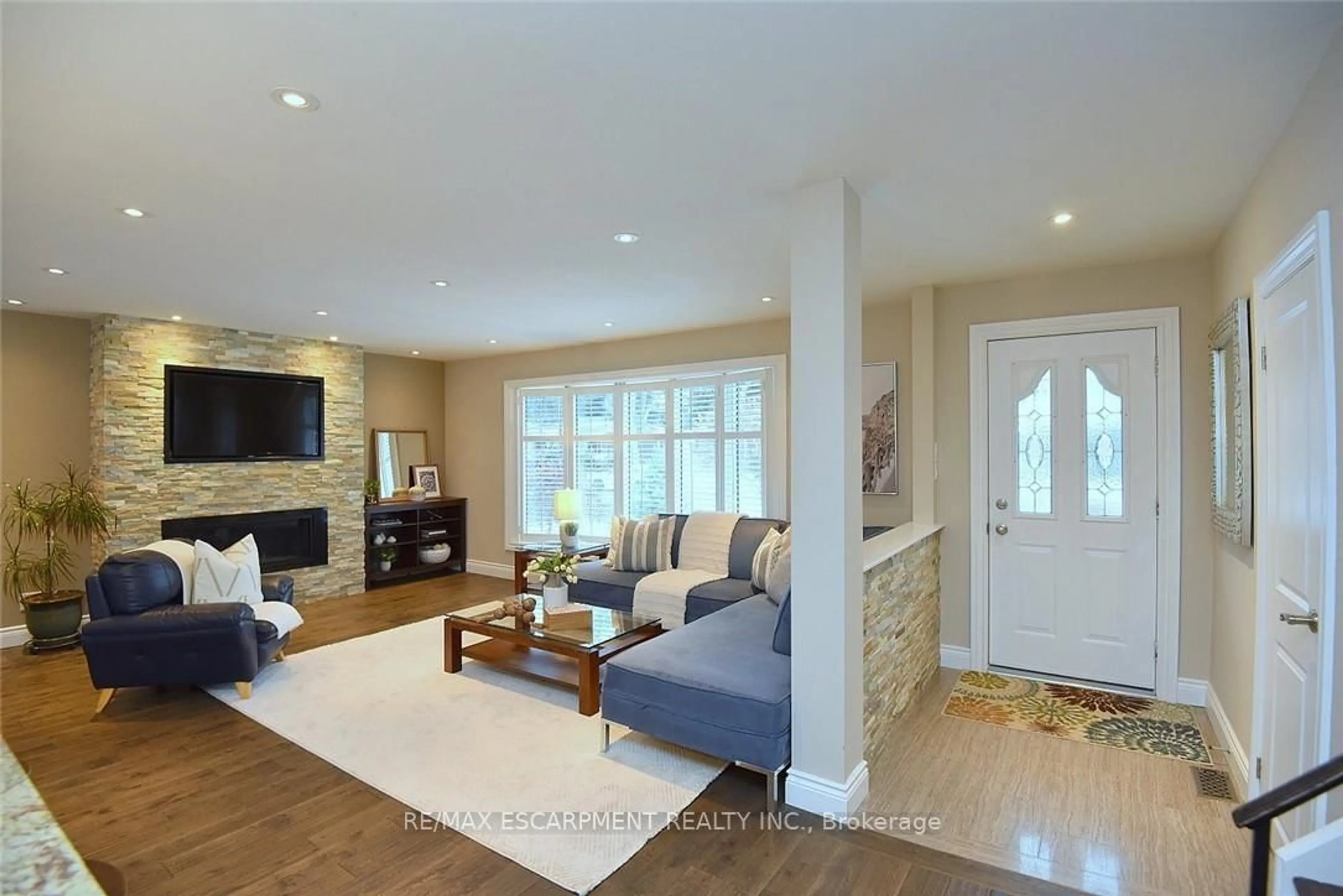 Living room with furniture, unknown for 626 Vanderburgh Dr, Burlington Ontario L7T 3W6